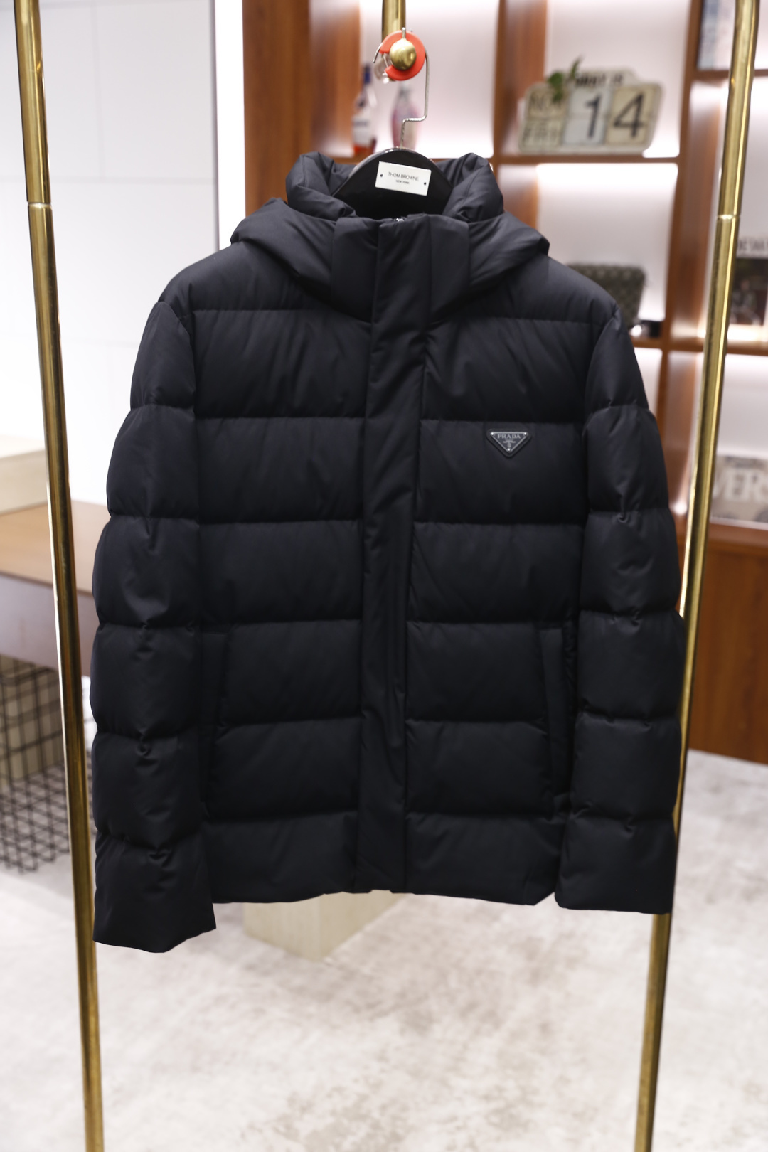 🔥普拉达/Pr*da.2025秋冬系列！经典连帽男士羽绒服👍采用再生尼龙连帽羽绒夹克采用Oversize