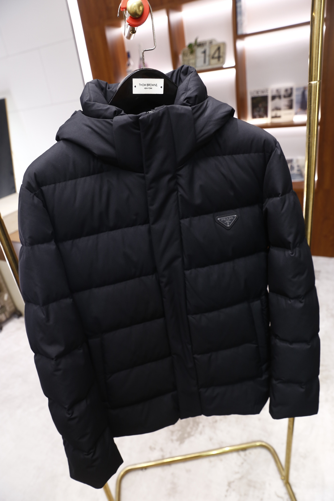 🔥普拉达/Pr*da.2025秋冬系列！经典连帽男士羽绒服👍采用再生尼龙连帽羽绒夹克采用Oversize