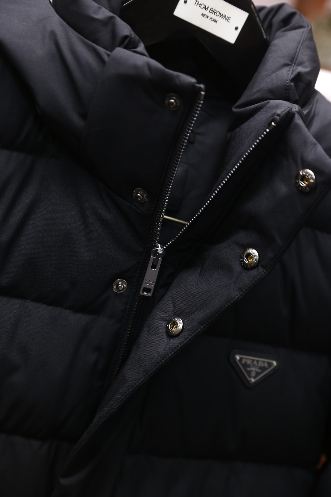 🔥普拉达/Pr*da.2025秋冬系列！经典连帽男士羽绒服👍采用再生尼龙连帽羽绒夹克采用Oversize