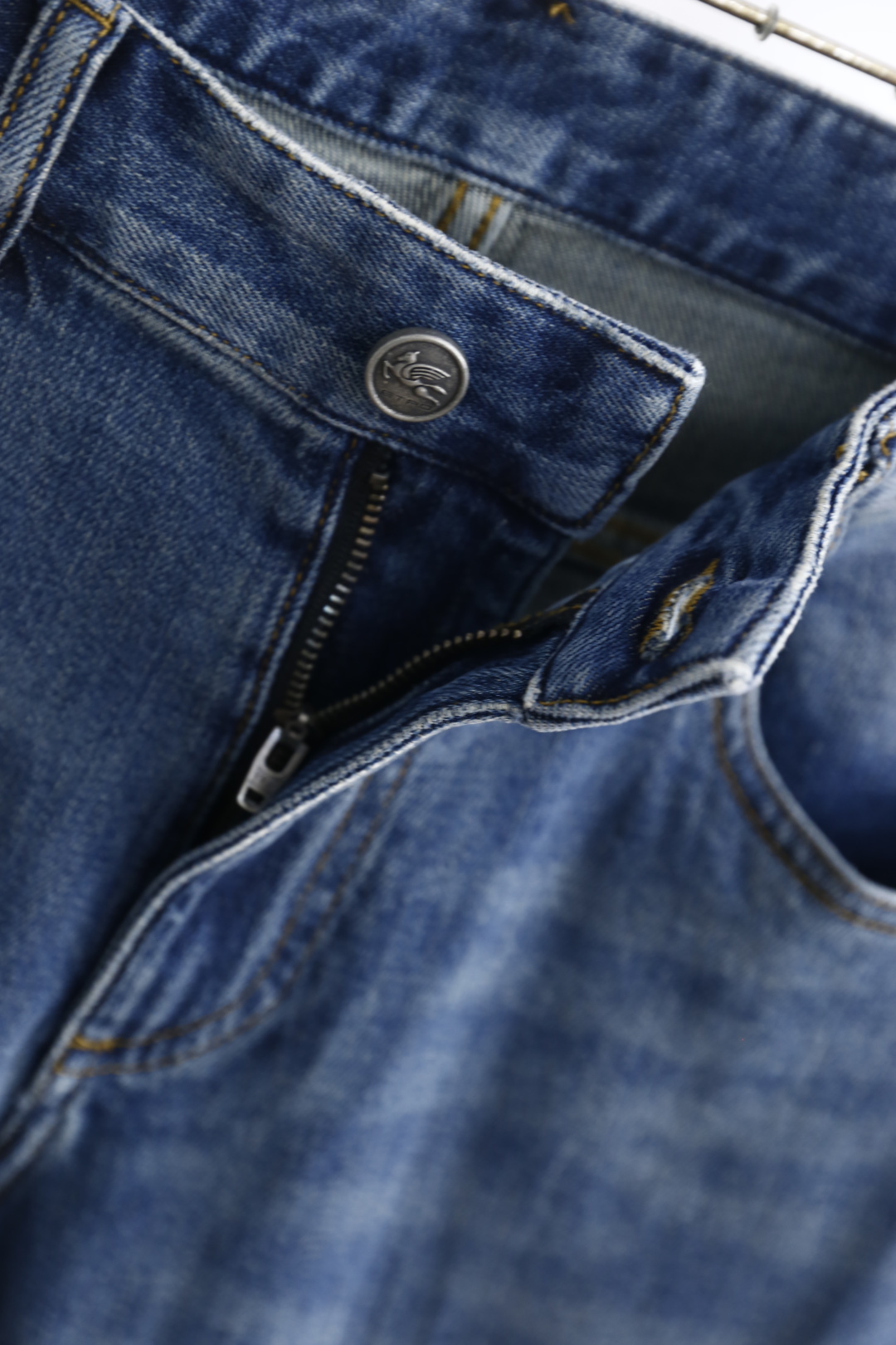 🔥艾绰.25秋季新款🆕时尚男士原单高端蓝色牛仔裤！奢华经典品牌字母LOGO配饰 身穿着非常舒适 低调不失