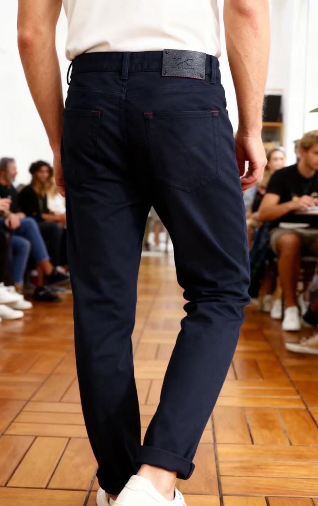 🔥kiton.2025秋季新品时尚男士休闲裤！采用舒适欧洲棉面料，奢华经典品牌字母LOGO设计 上身随意