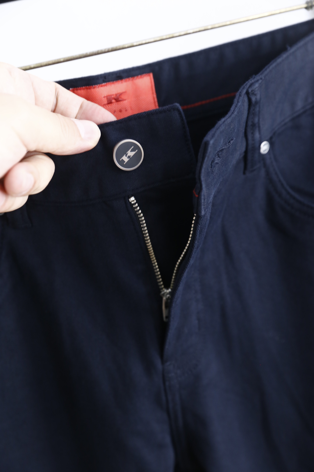 🔥kiton.2025秋季新品时尚男士休闲裤！采用舒适欧洲棉面料，奢华经典品牌字母LOGO设计 上身随意