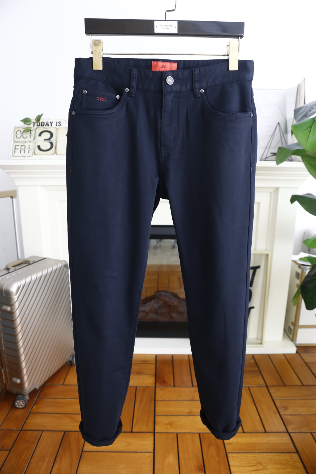 🔥kiton.2025秋季新品时尚男士休闲裤！采用舒适欧洲棉面料，奢华经典品牌字母LOGO设计 上身随意