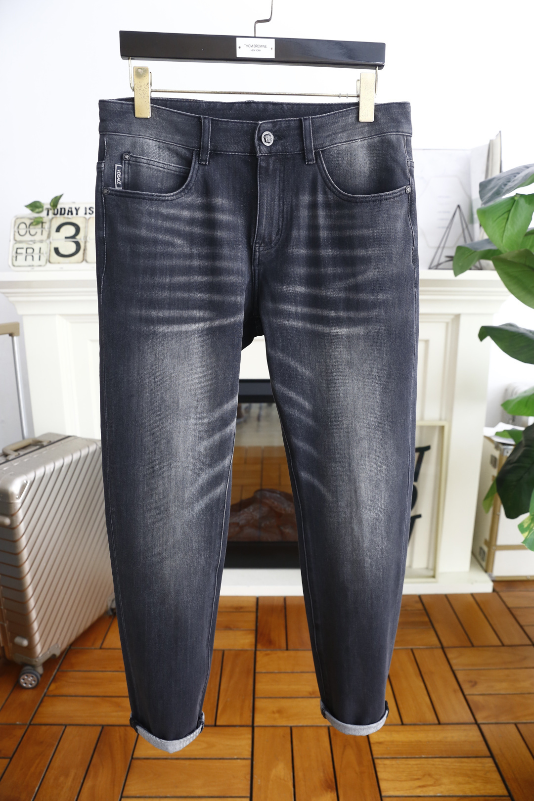 🔥范思*/Versa*e.2025秋季新品！时尚男士百搭深灰色水洗牛仔裤，整体采用做旧磨白的牛仔面料，版