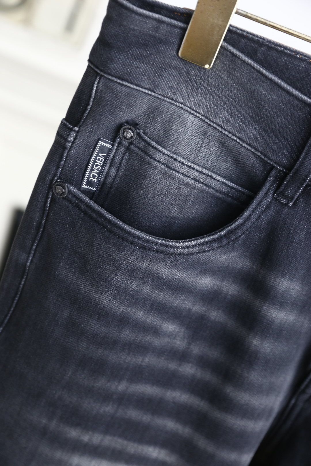 🔥范思*/Versa*e.2025秋季新品！时尚男士百搭深灰色水洗牛仔裤，整体采用做旧磨白的牛仔面料，版