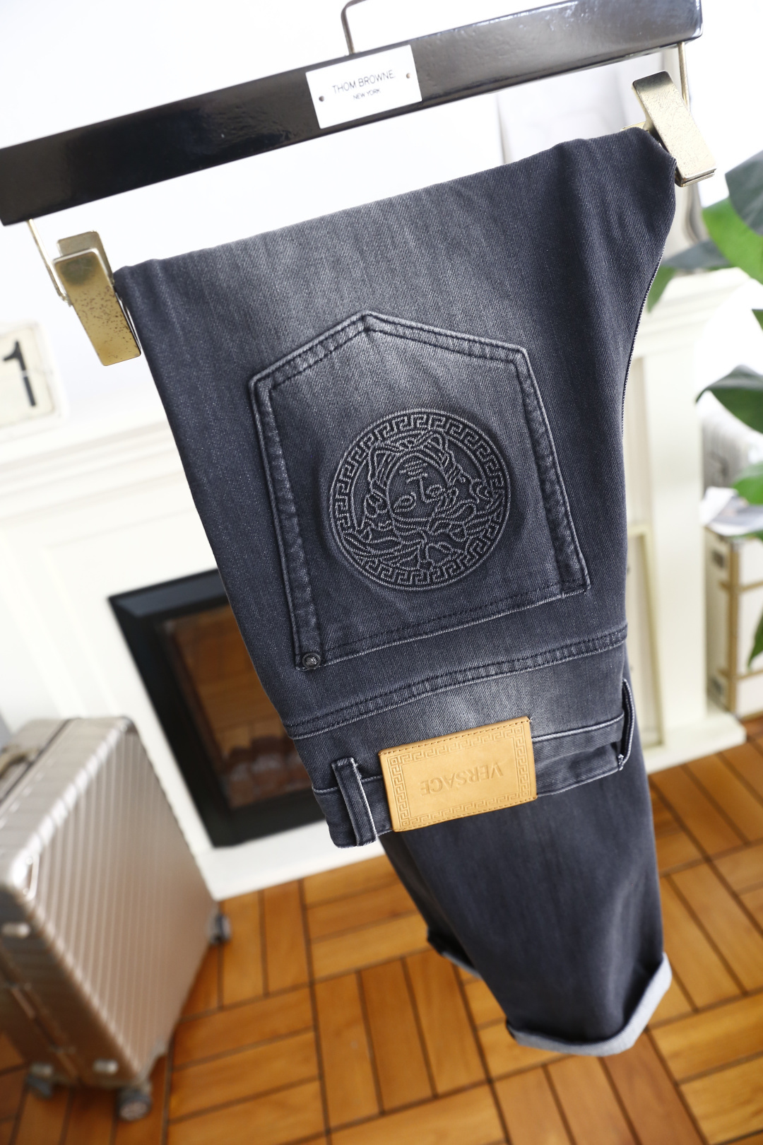 🔥范思*/Versa*e.2025秋季新品！时尚男士百搭深灰色水洗牛仔裤，整体采用做旧磨白的牛仔面料，版