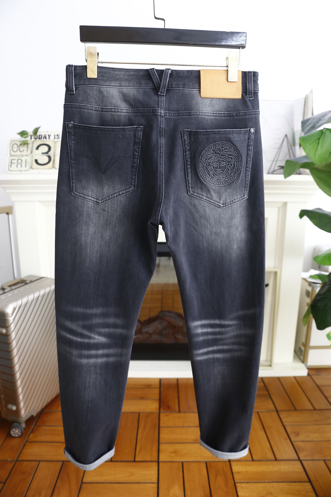 🔥范思*/Versa*e.2025秋季新品！时尚男士百搭深灰色水洗牛仔裤，整体采用做旧磨白的牛仔面料，版