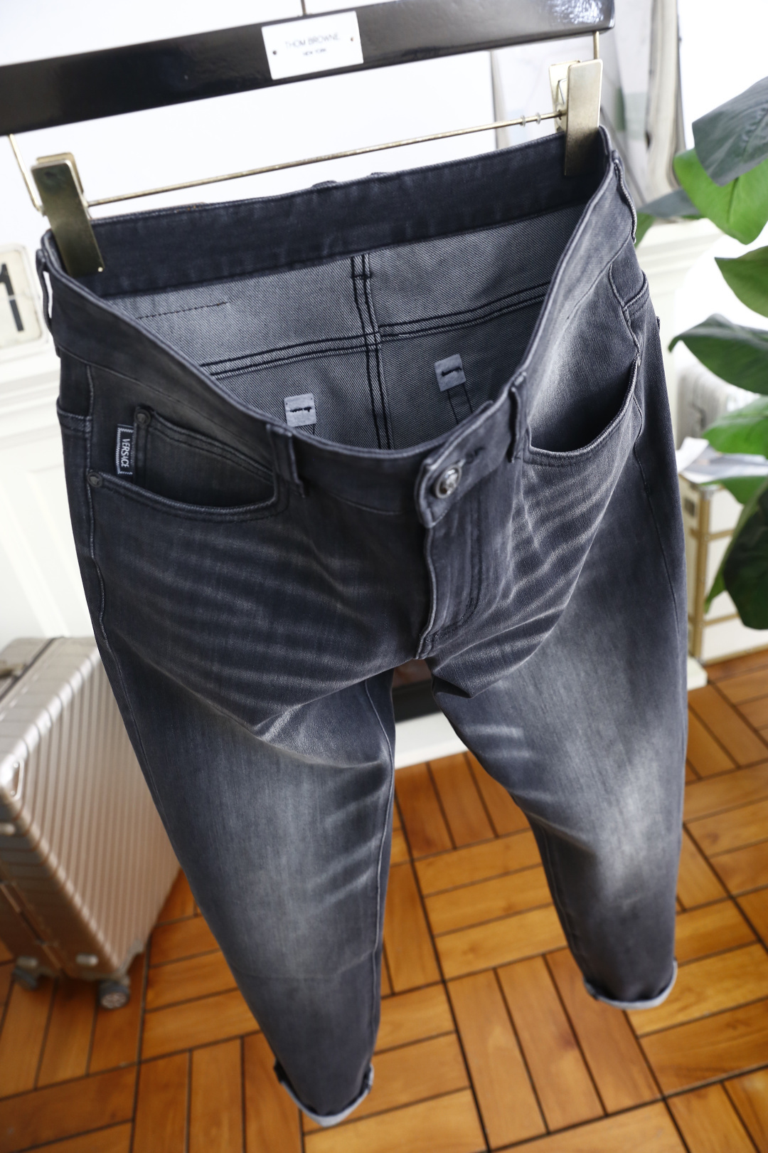 🔥范思*/Versa*e.2025秋季新品！时尚男士百搭深灰色水洗牛仔裤，整体采用做旧磨白的牛仔面料，版