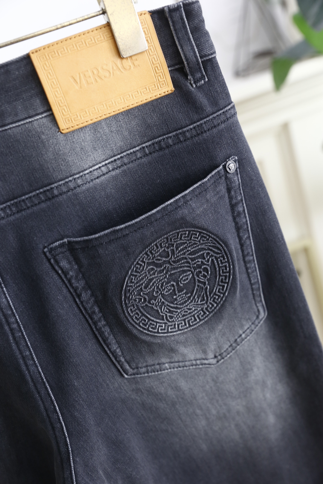 🔥范思*/Versa*e.2025秋季新品！时尚男士百搭深灰色水洗牛仔裤，整体采用做旧磨白的牛仔面料，版