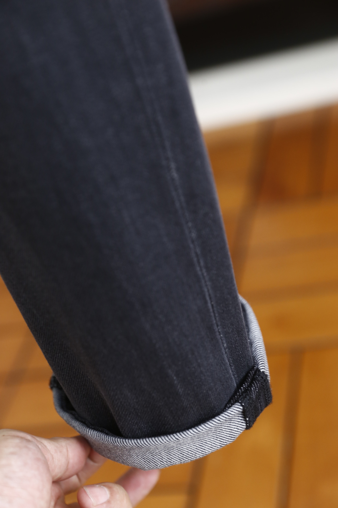 🔥范思*/Versa*e.2025秋季新品！时尚男士百搭深灰色水洗牛仔裤，整体采用做旧磨白的牛仔面料，版