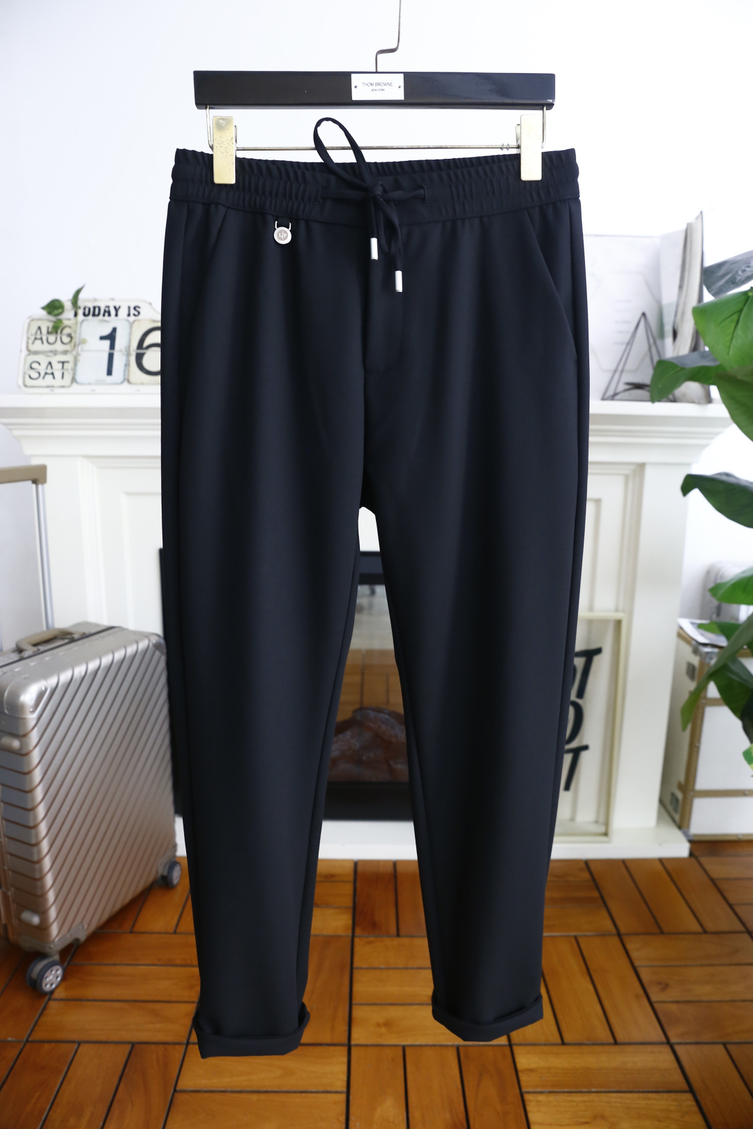 NO:712037,LP. 25 early autumn new model released!  LP fashionable men's versatile elastic waist casual trousers!  Luxury brand classic letter LOGO design!  Made of comfortable and soft fabric!  Fashionable and versatile, the upper body looks great!  The pockets on both sides and the elastic waist are very comfortable and a must-have item for trendy men when traveling!  Sizes 29-40, shipped the next day!  ,,loro piana,19860909LP. 25早秋新款发布！LP时尚男士百搭松紧腰休闲西裤！奢华品牌经典字母LOGO设计！采用舒适柔软面料！时尚潮流百搭款,上身非常赞！两侧擦袋搭配松紧腰舒适感极佳潮男出行必备单品！尺码29-40,隔天出货！,,loro piana,,Men's clothing