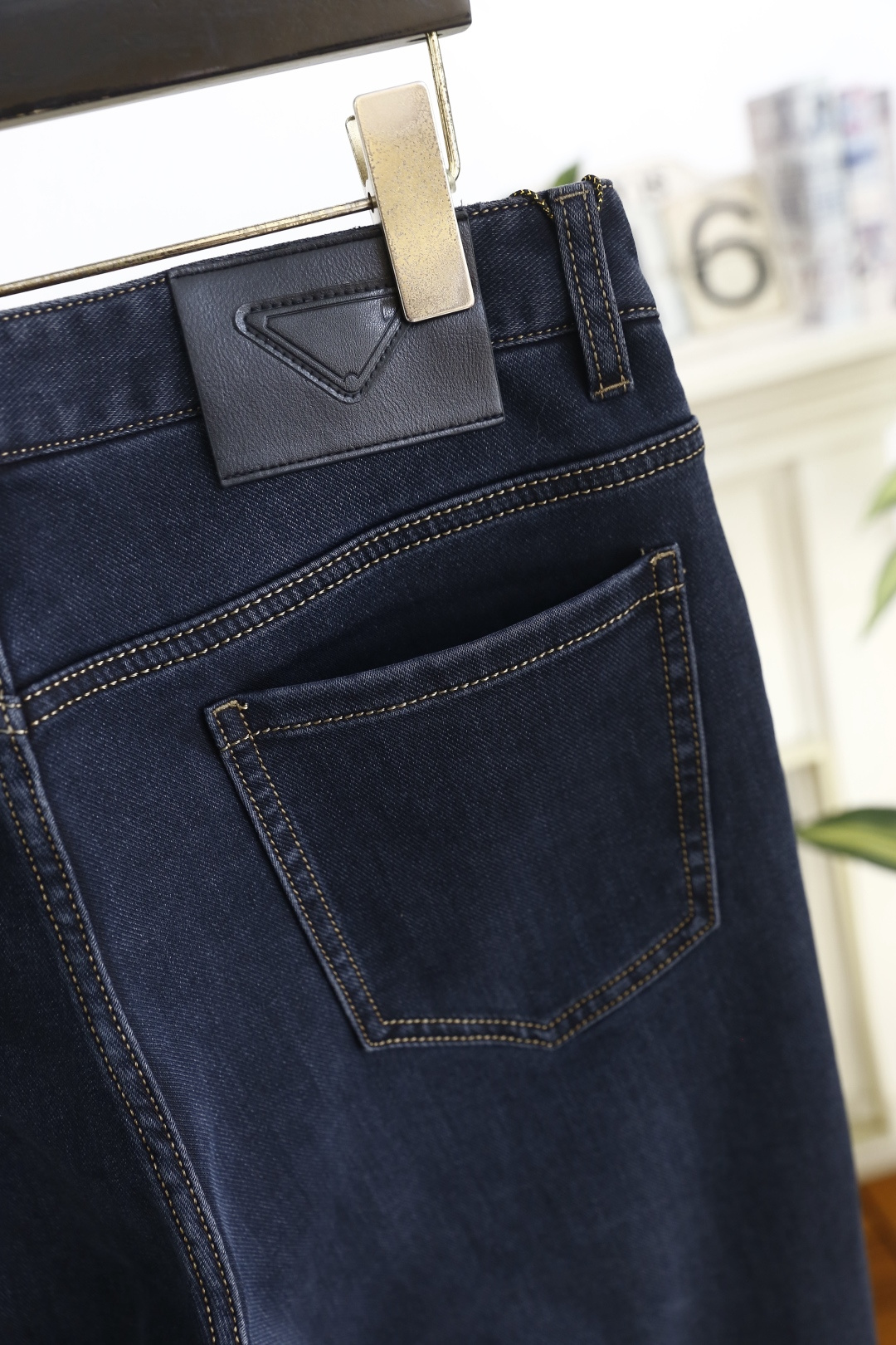 🔥普拉达.（🌾）25秋冬男士牛仔裤，采用高弹耐磨的重磅牛仔面料，触感挺括且兼具柔软度，经过水洗工艺处理，