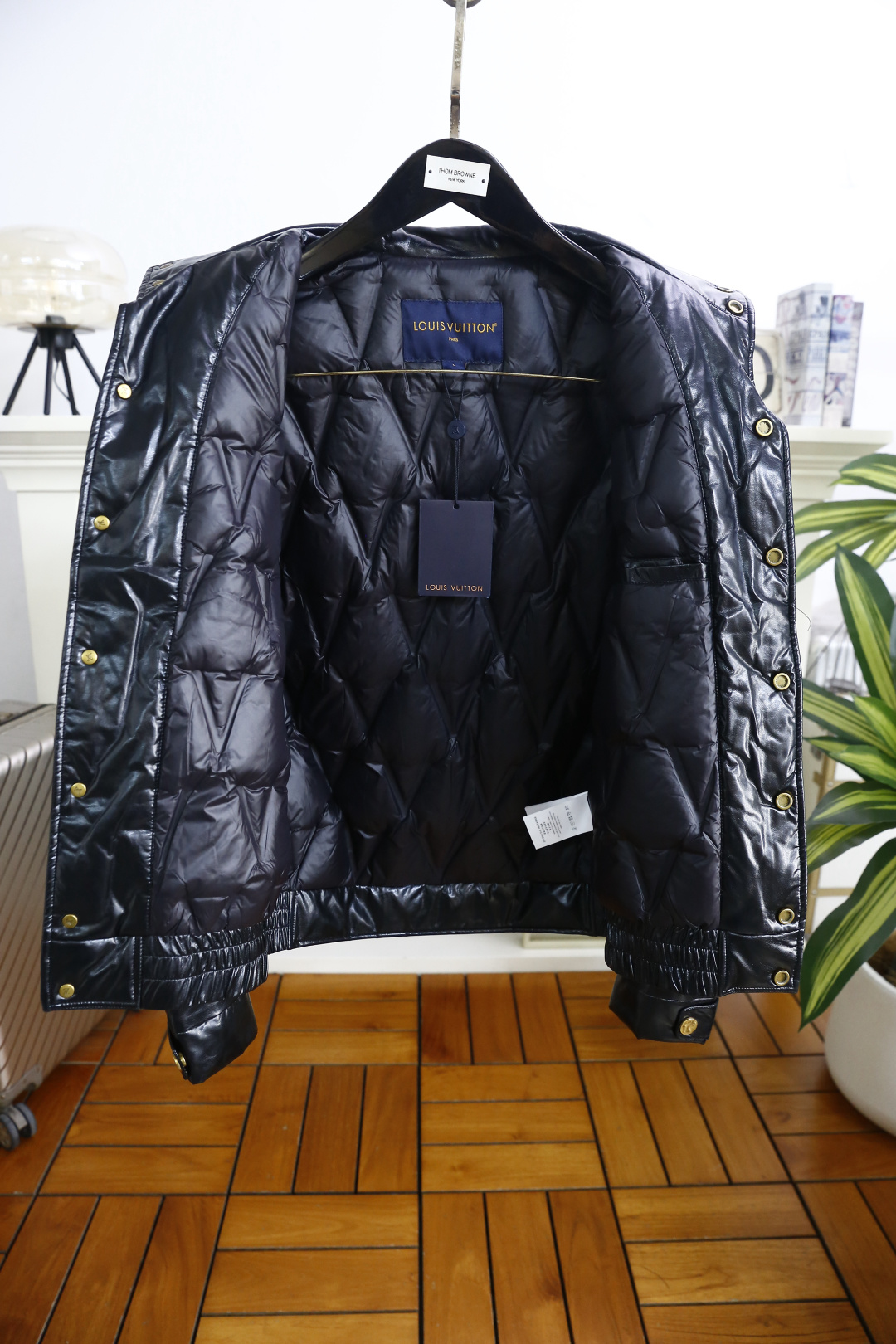 🔥路易威*/LV.（🌾）25秋冬男士皮质羽绒服，属于兼具保暖性与轻奢质感的秋冬单品，采用挺括的翻领版型搭