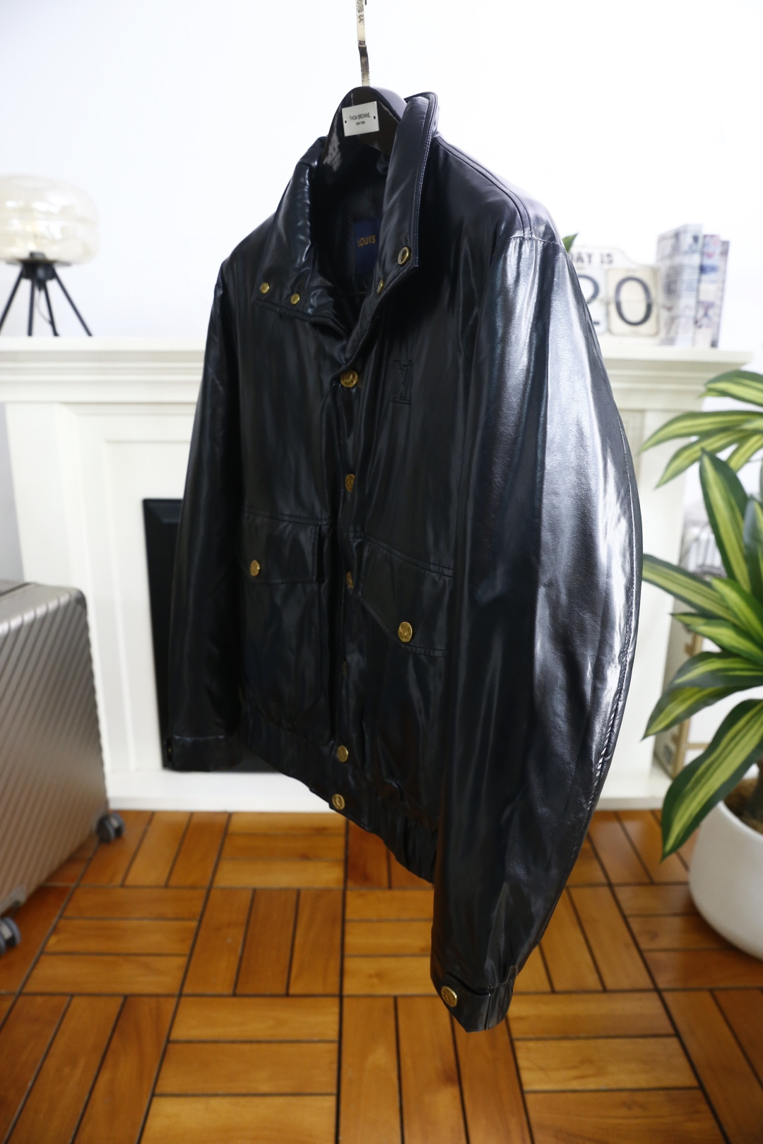 🔥路易威*/LV.（🌾）25秋冬男士皮质羽绒服，属于兼具保暖性与轻奢质感的秋冬单品，采用挺括的翻领版型搭