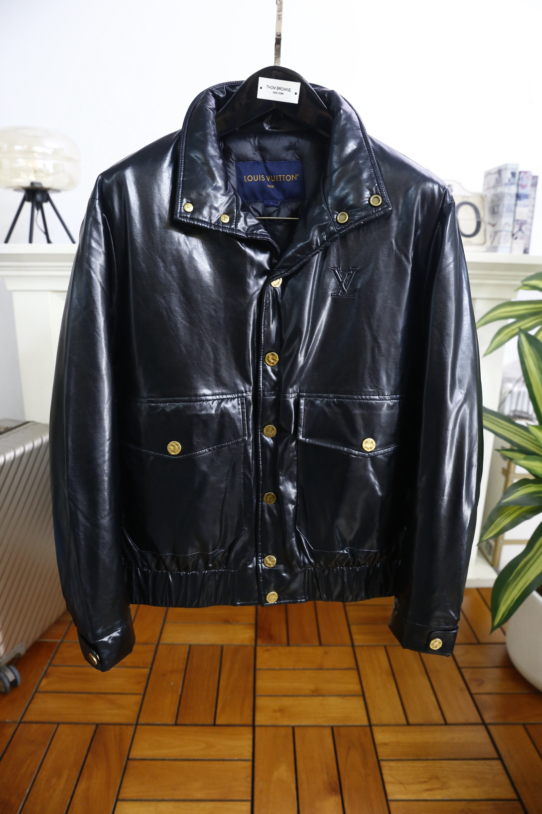 🔥路易威*/LV.（🌾）25秋冬男士皮质羽绒服，属于兼具保暖性与轻奢质感的秋冬单品，采用挺括的翻领版型搭