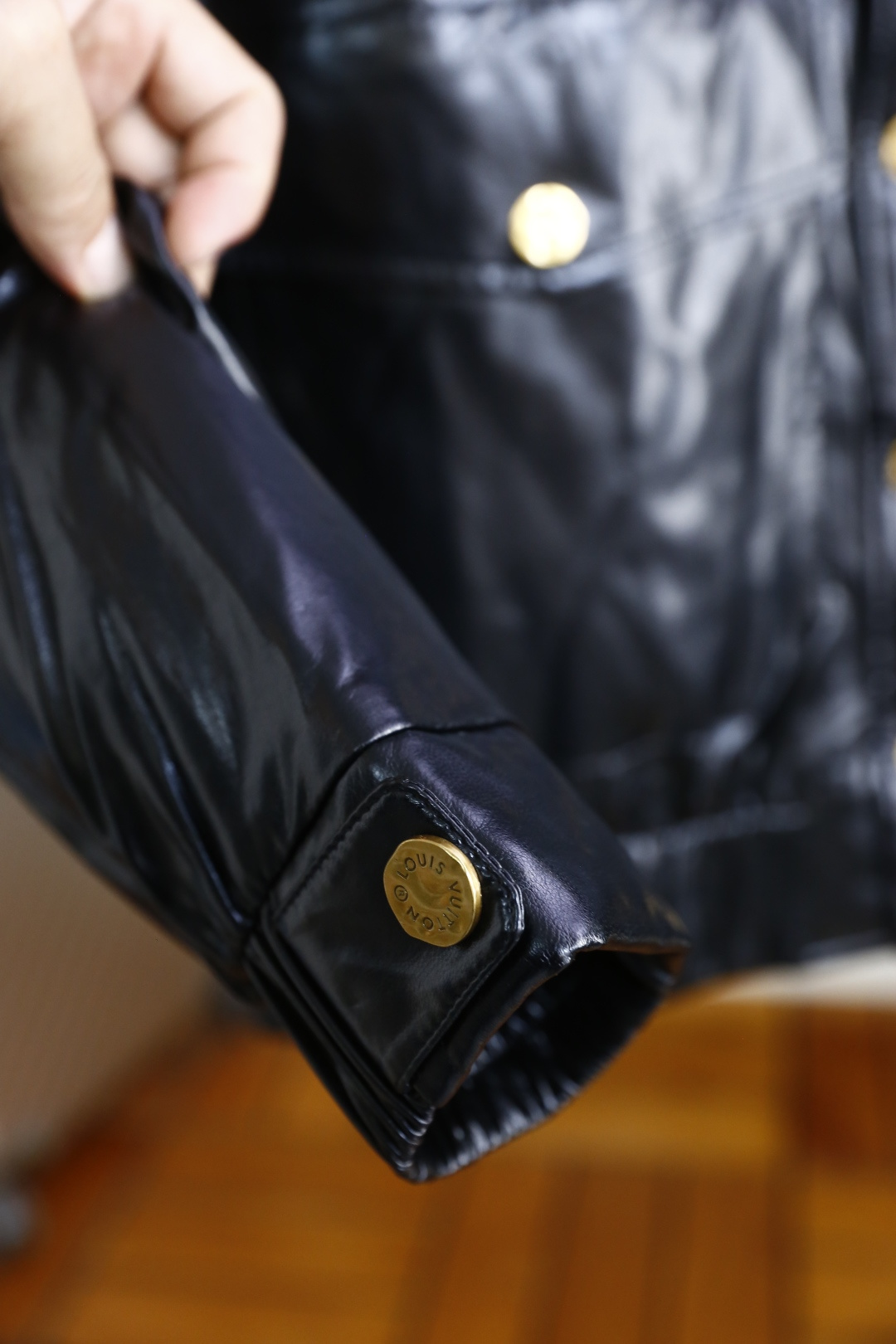 🔥路易威*/LV.（🌾）25秋冬男士皮质羽绒服，属于兼具保暖性与轻奢质感的秋冬单品，采用挺括的翻领版型搭