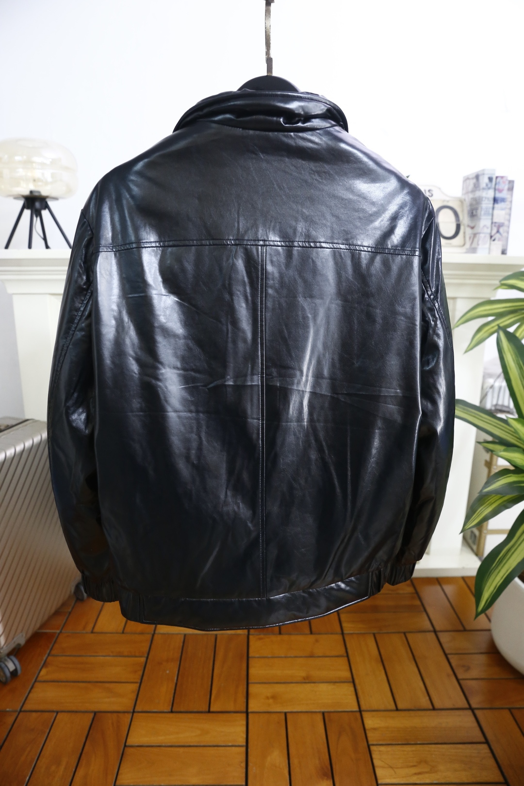 🔥路易威*/LV.（🌾）25秋冬男士皮质羽绒服，属于兼具保暖性与轻奢质感的秋冬单品，采用挺括的翻领版型搭