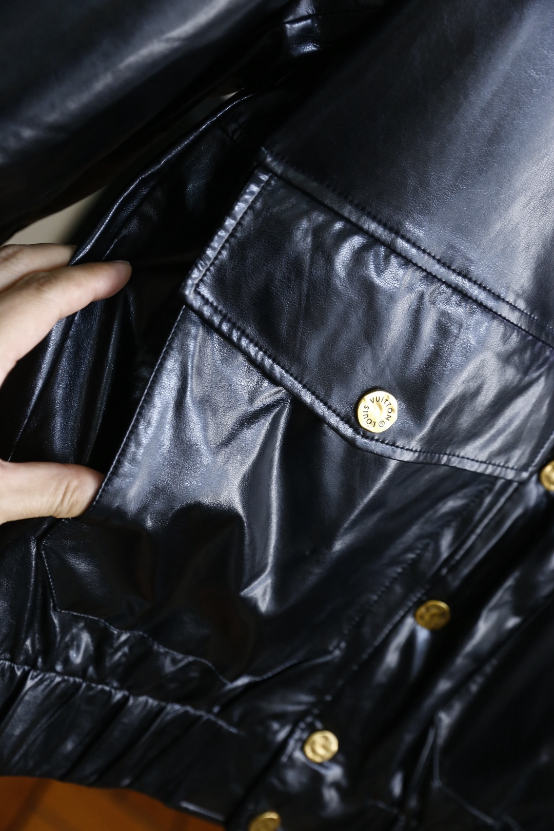 🔥路易威*/LV.（🌾）25秋冬男士皮质羽绒服，属于兼具保暖性与轻奢质感的秋冬单品，采用挺括的翻领版型搭