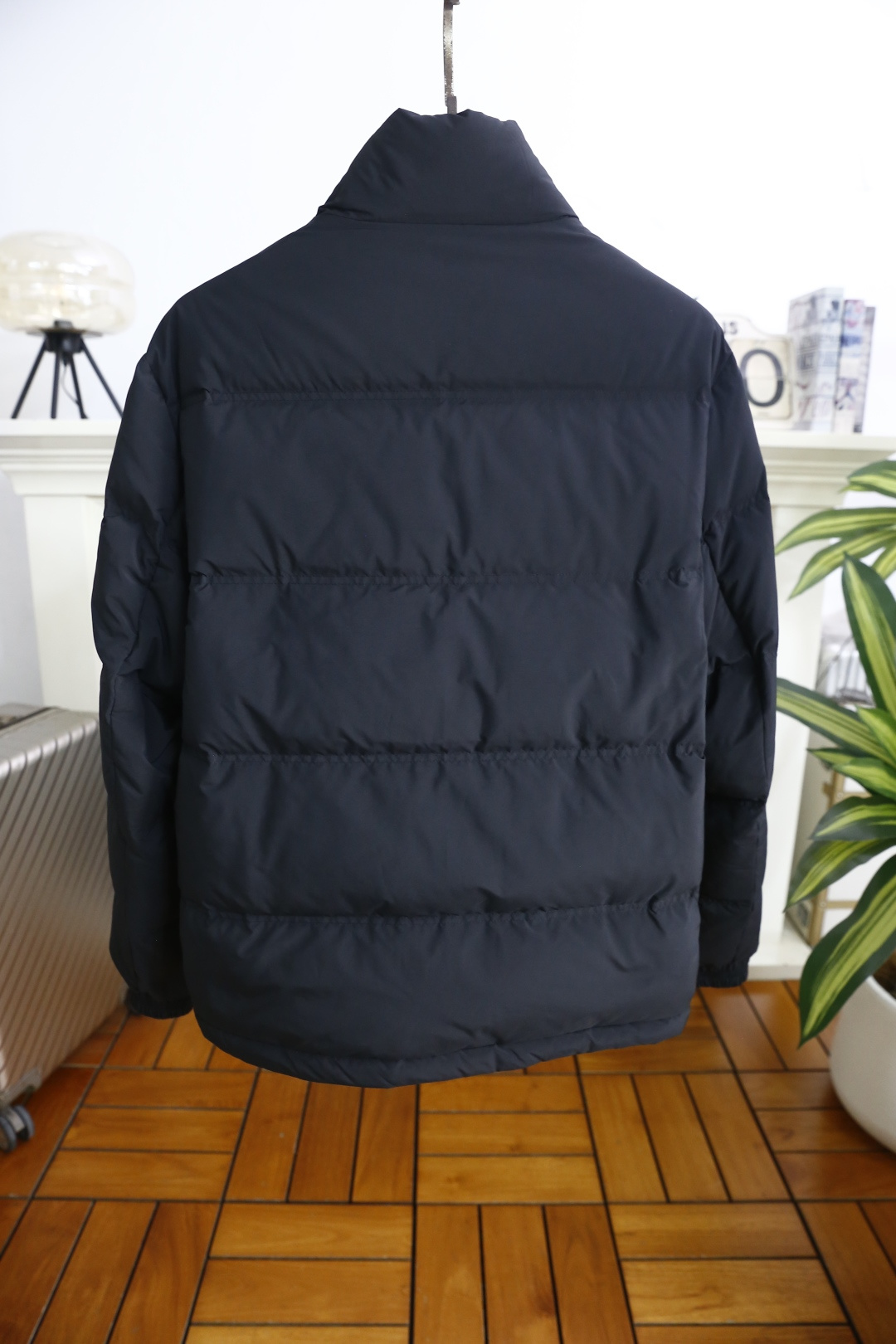 🔥普拉达.（🌾）2025秋冬男士立领羽绒服，属于秋冬季节的保暖轻奢单品，采用利落的立领版型，搭配全拉链开