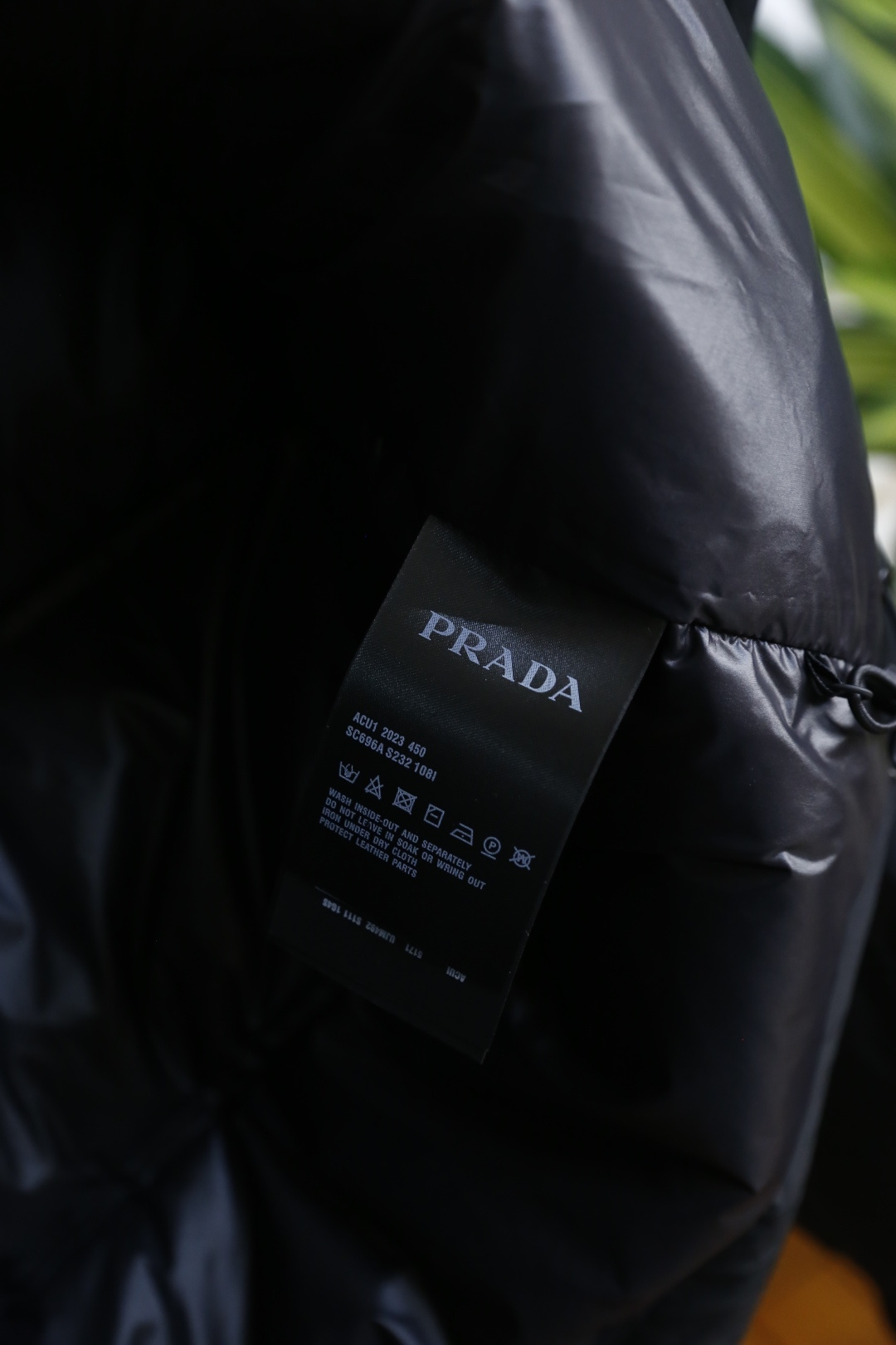 🔥普拉达.（🌾）2025秋冬男士立领羽绒服，属于秋冬季节的保暖轻奢单品，采用利落的立领版型，搭配全拉链开