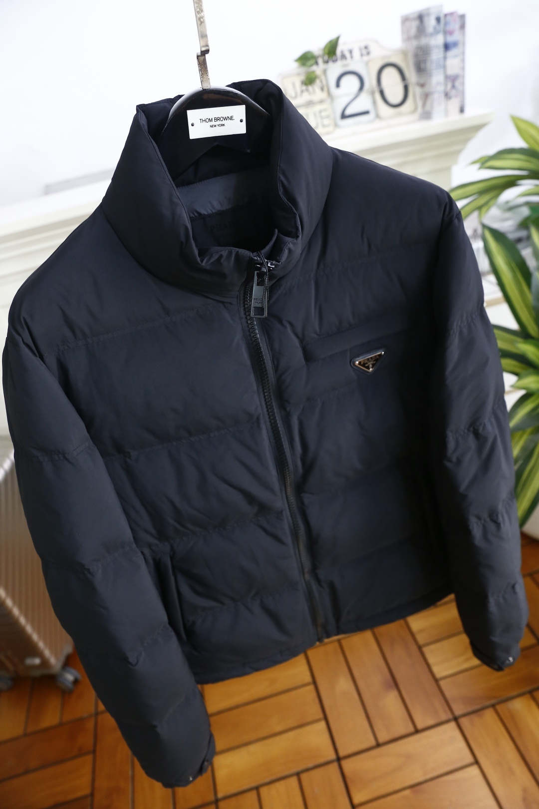 🔥普拉达.（🌾）2025秋冬男士立领羽绒服，属于秋冬季节的保暖轻奢单品，采用利落的立领版型，搭配全拉链开