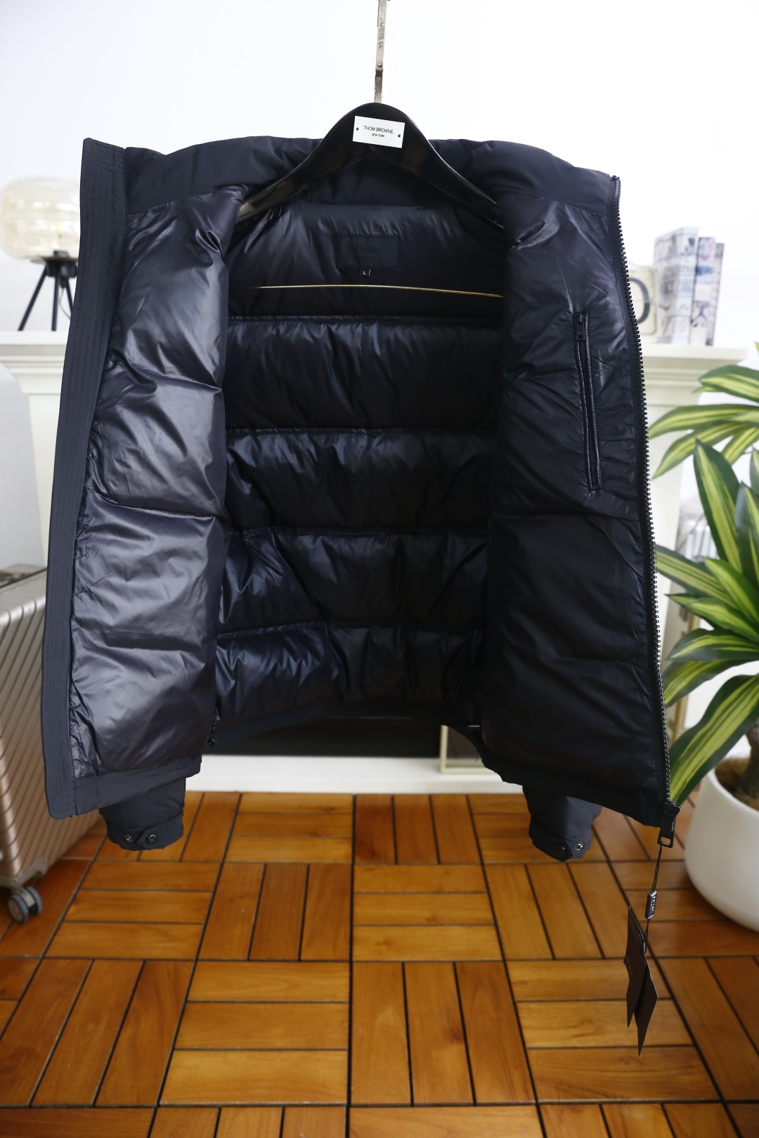 🔥普拉达.（🌾）2025秋冬男士立领羽绒服，属于秋冬季节的保暖轻奢单品，采用利落的立领版型，搭配全拉链开