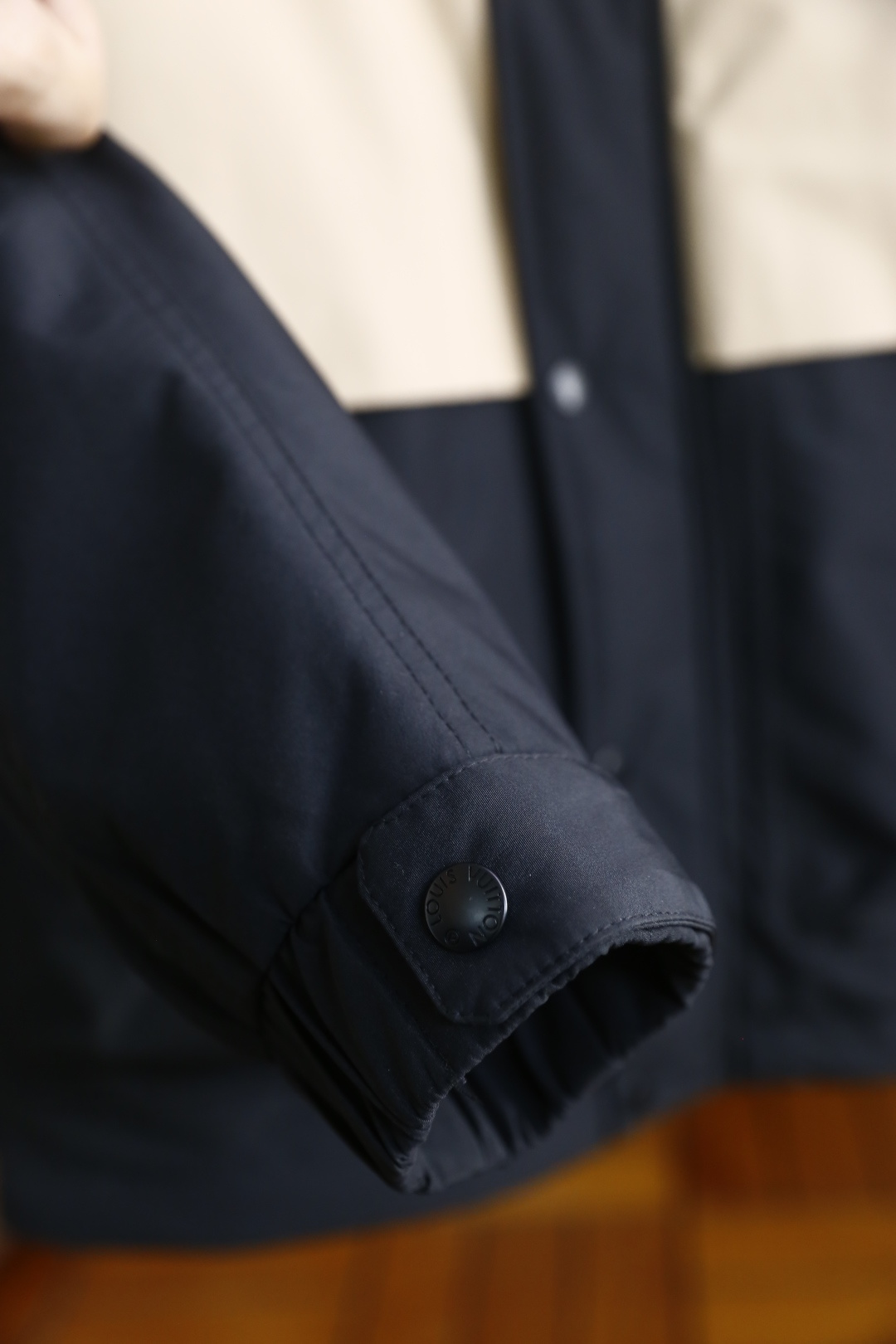 🔥路易威*/LV.（🌾）2025秋冬新款时尚男士拼色连帽羽绒服👍采用防风防水的高机能面料制作，内充高品质