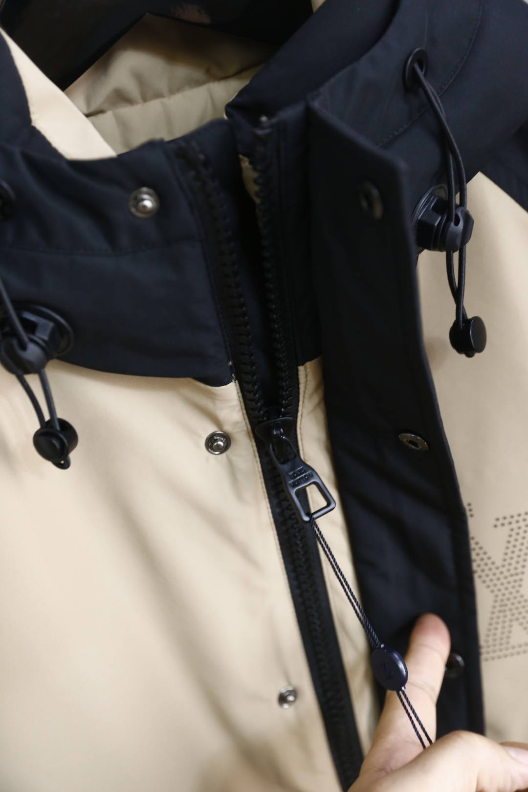 🔥路易威*/LV.（🌾）2025秋冬新款时尚男士拼色连帽羽绒服👍采用防风防水的高机能面料制作，内充高品质