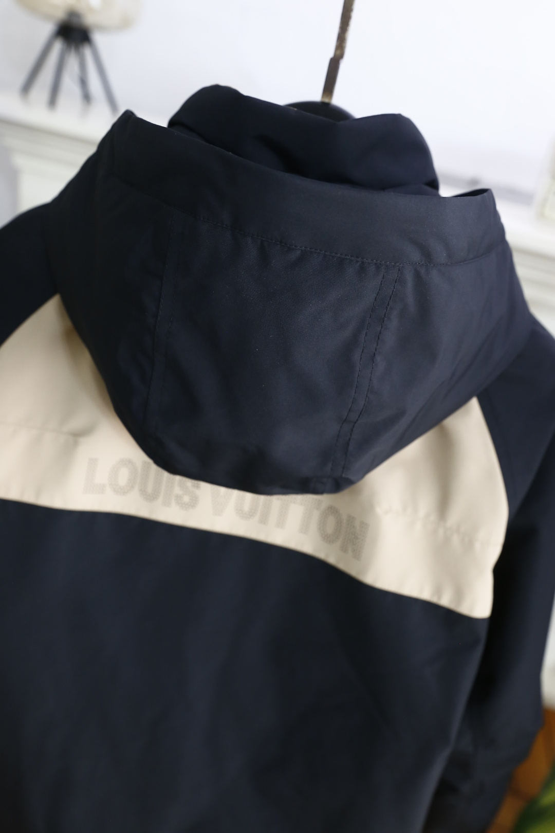 🔥路易威*/LV.（🌾）2025秋冬新款时尚男士拼色连帽羽绒服👍采用防风防水的高机能面料制作，内充高品质