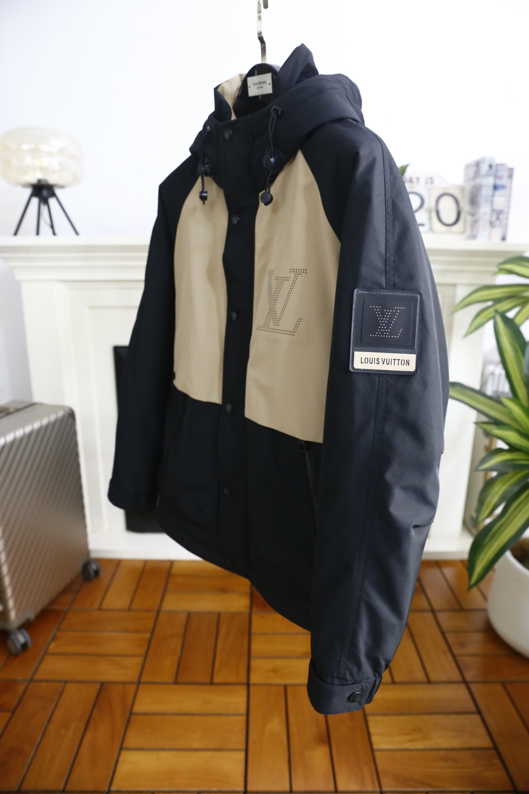 🔥路易威*/LV.（🌾）2025秋冬新款时尚男士拼色连帽羽绒服👍采用防风防水的高机能面料制作，内充高品质