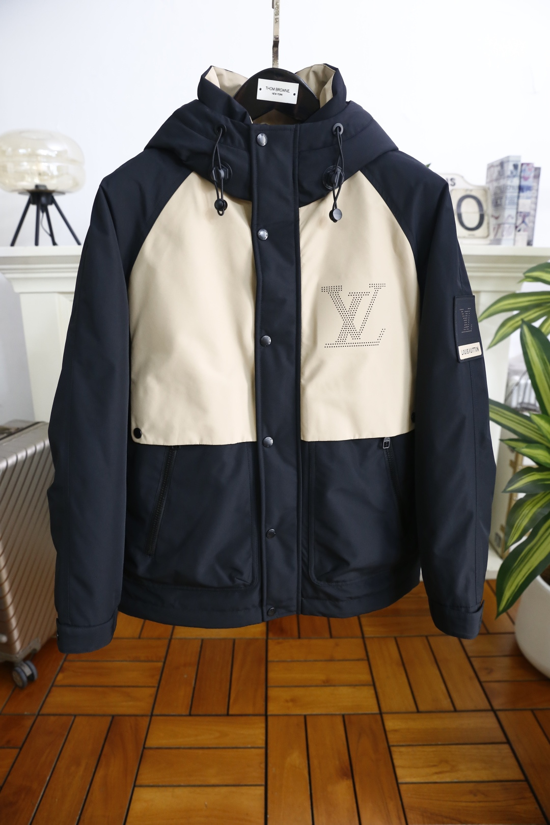 🔥路易威*/LV.（🌾）2025秋冬新款时尚男士拼色连帽羽绒服👍采用防风防水的高机能面料制作，内充高品质