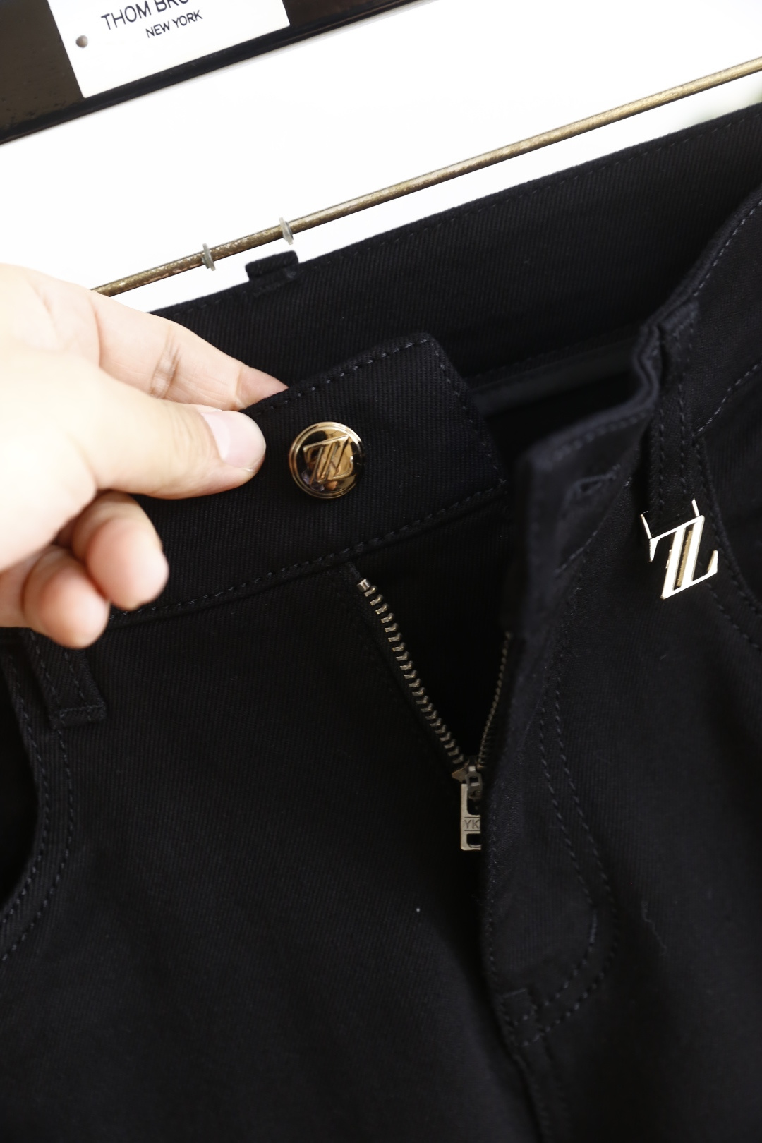 🔥杰尼亚.（🌾）25秋冬男士百搭黑色休闲牛仔裤，属于兼具经典质感与简约设计的日常单品，采用修身锥形版型，