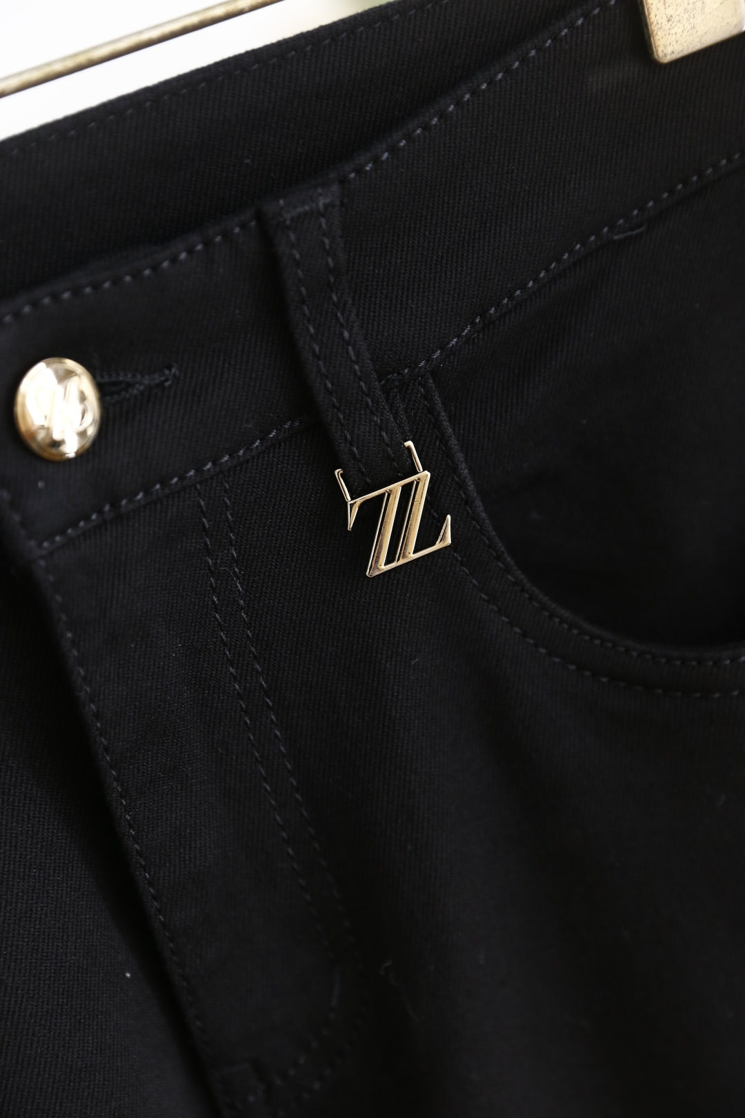 🔥杰尼亚.（🌾）25秋冬男士百搭黑色休闲牛仔裤，属于兼具经典质感与简约设计的日常单品，采用修身锥形版型，