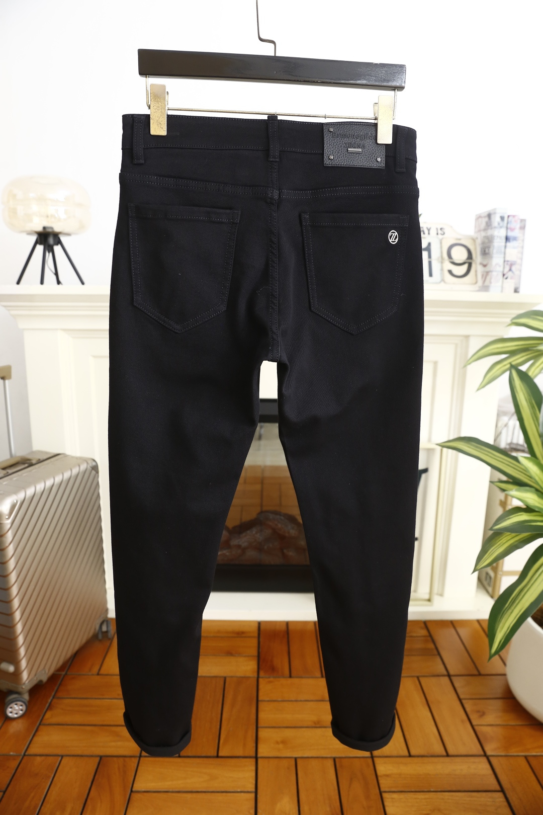 🔥杰尼亚.（🌾）25秋冬男士百搭黑色休闲牛仔裤，属于兼具经典质感与简约设计的日常单品，采用修身锥形版型，