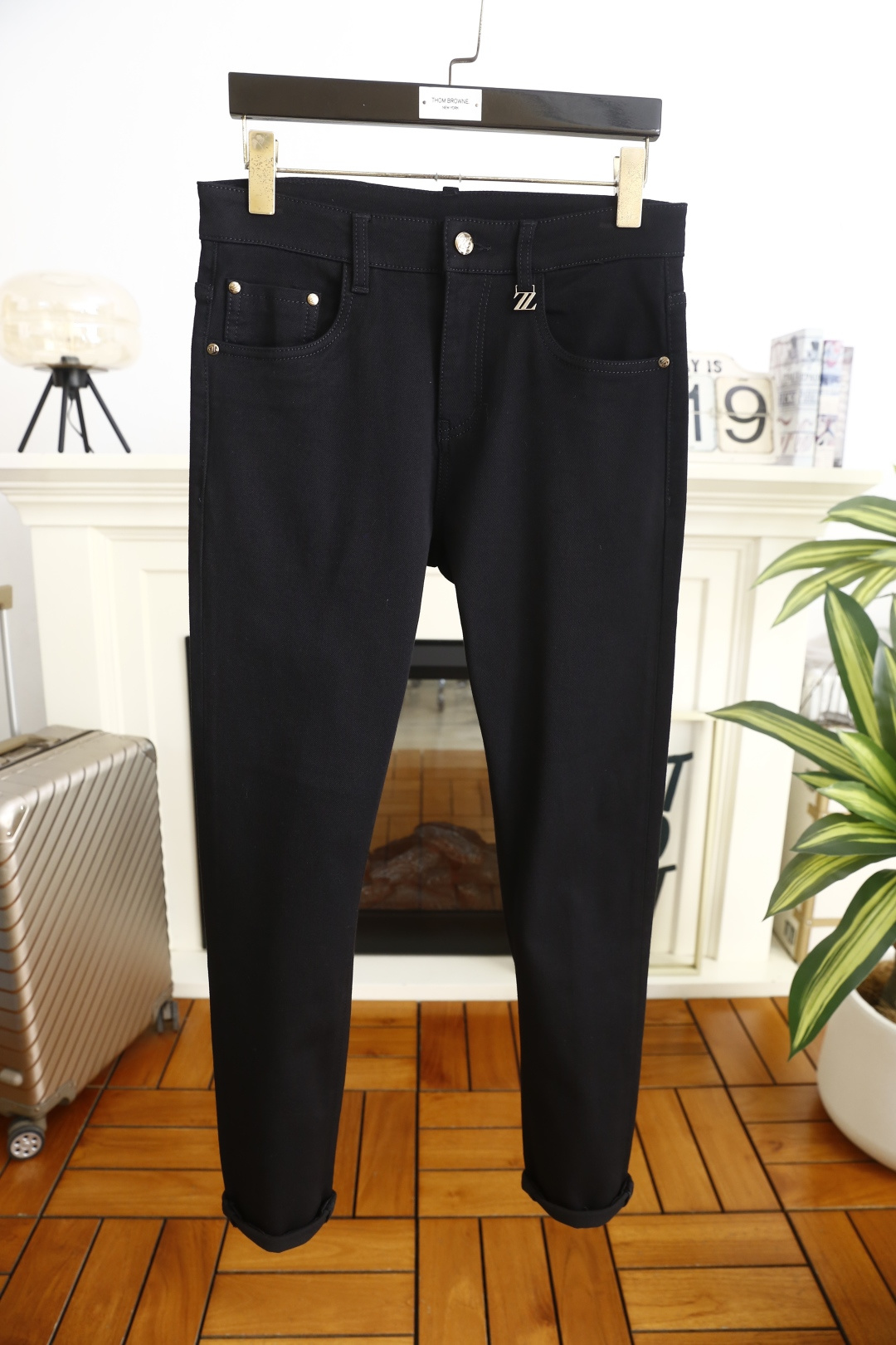 🔥杰尼亚.（🌾）25秋冬男士百搭黑色休闲牛仔裤，属于兼具经典质感与简约设计的日常单品，采用修身锥形版型，