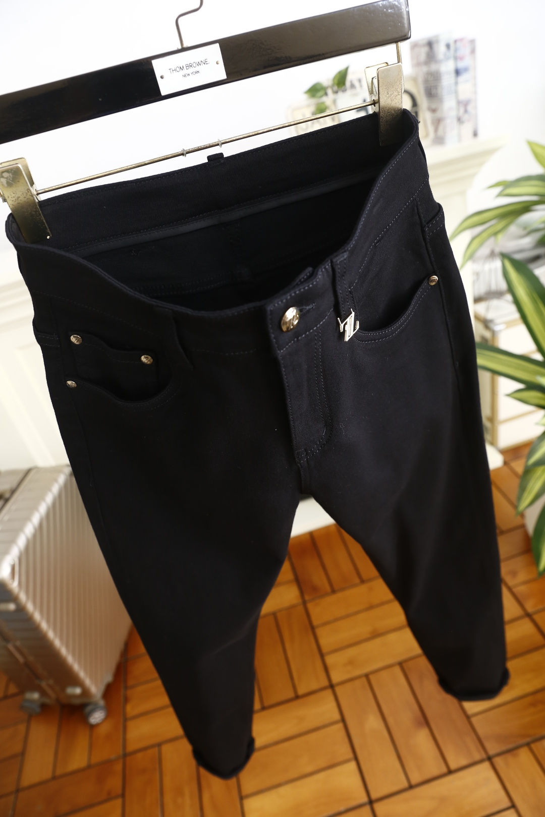 🔥杰尼亚.（🌾）25秋冬男士百搭黑色休闲牛仔裤，属于兼具经典质感与简约设计的日常单品，采用修身锥形版型，