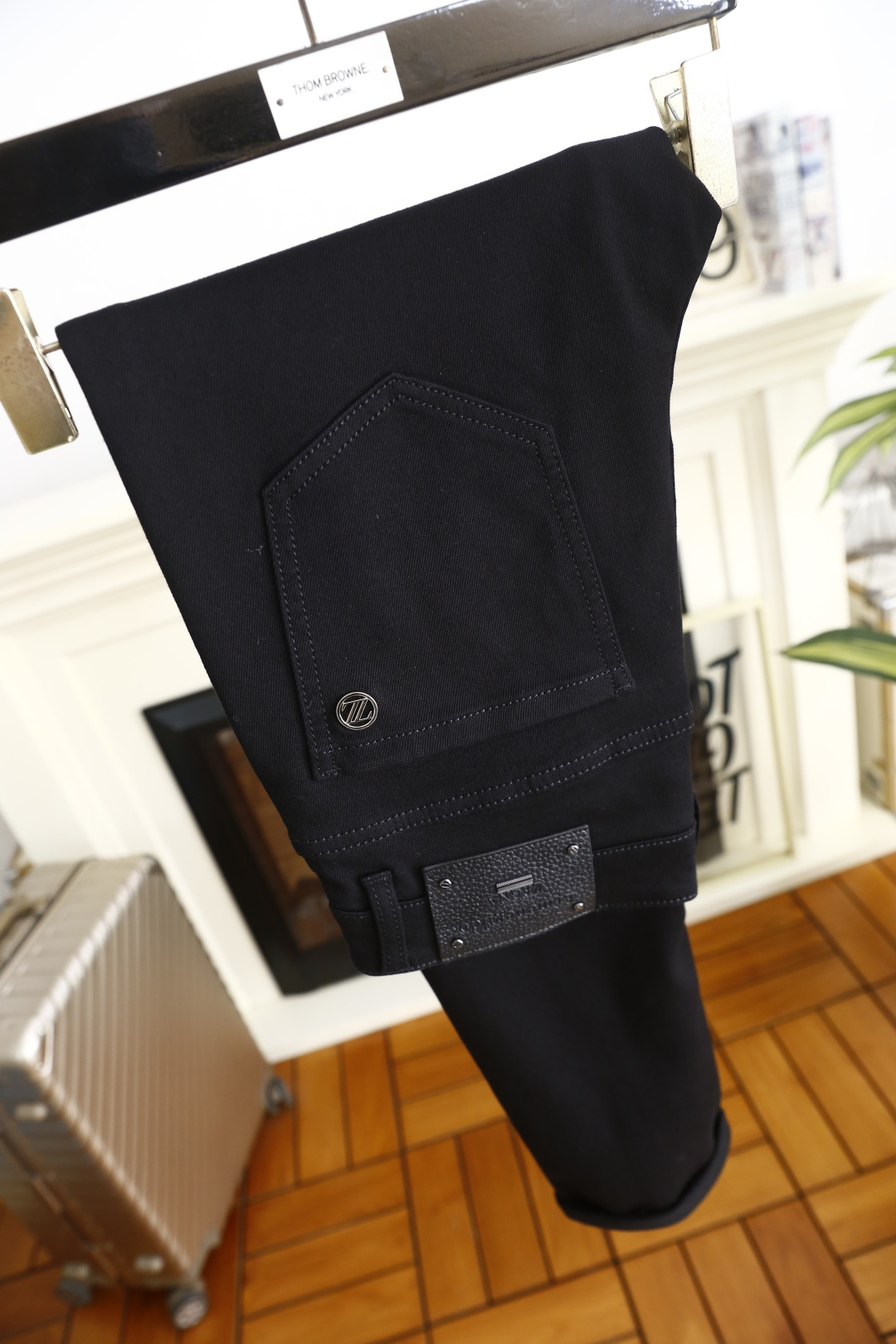 🔥杰尼亚.（🌾）25秋冬男士百搭黑色休闲牛仔裤，属于兼具经典质感与简约设计的日常单品，采用修身锥形版型，