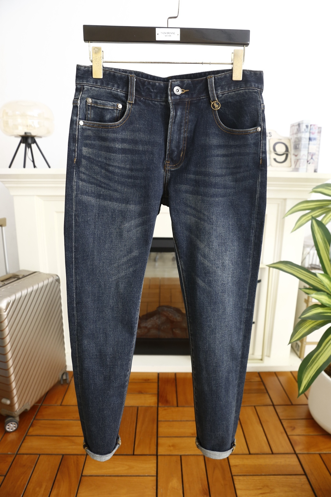 🔥POLO.（🌾）25秋冬男士百搭深色牛仔裤，属于兼具经典质感与简约设计的日常单品，采用修身锥形版型，裤