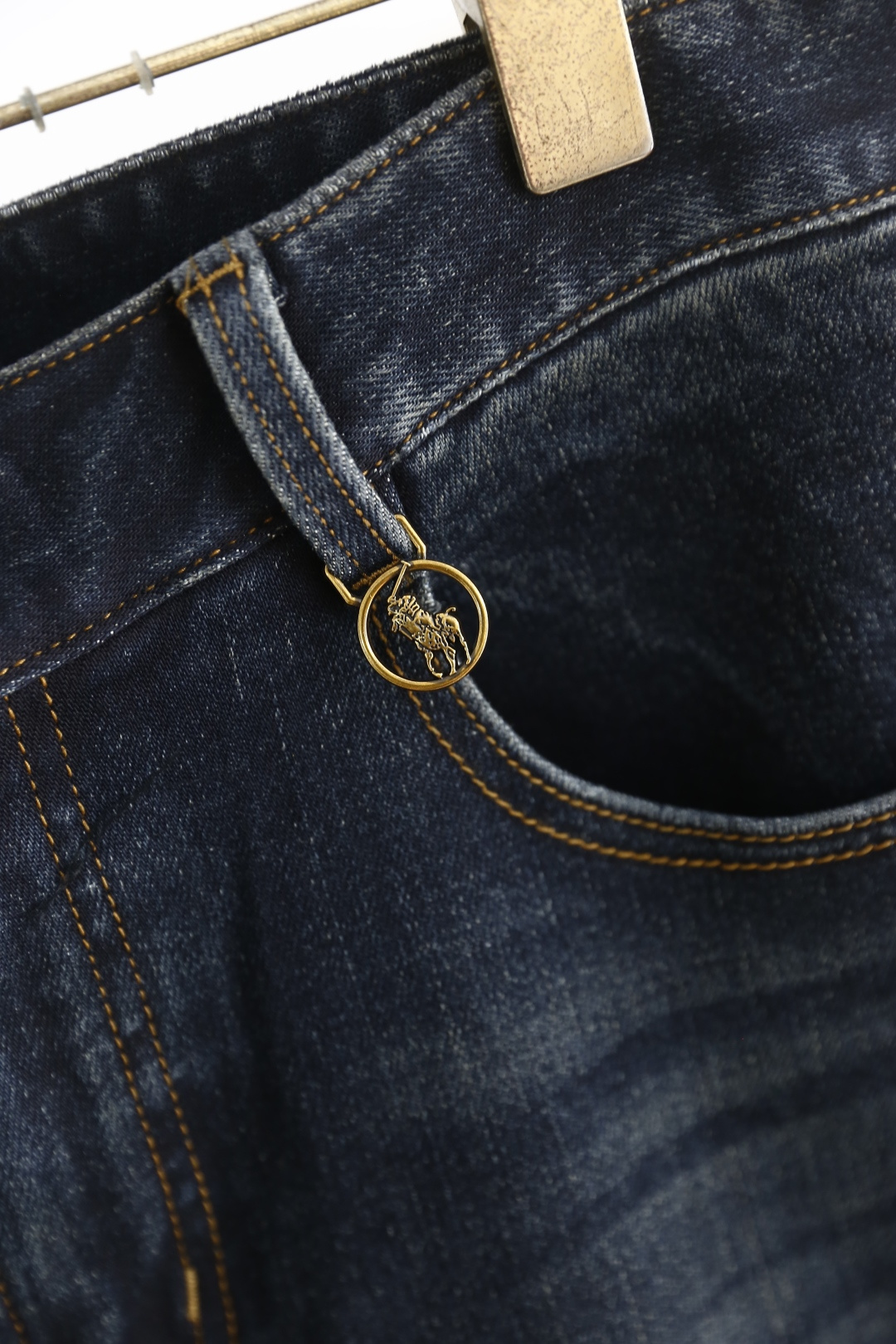 🔥POLO.（🌾）25秋冬男士百搭深色牛仔裤，属于兼具经典质感与简约设计的日常单品，采用修身锥形版型，裤