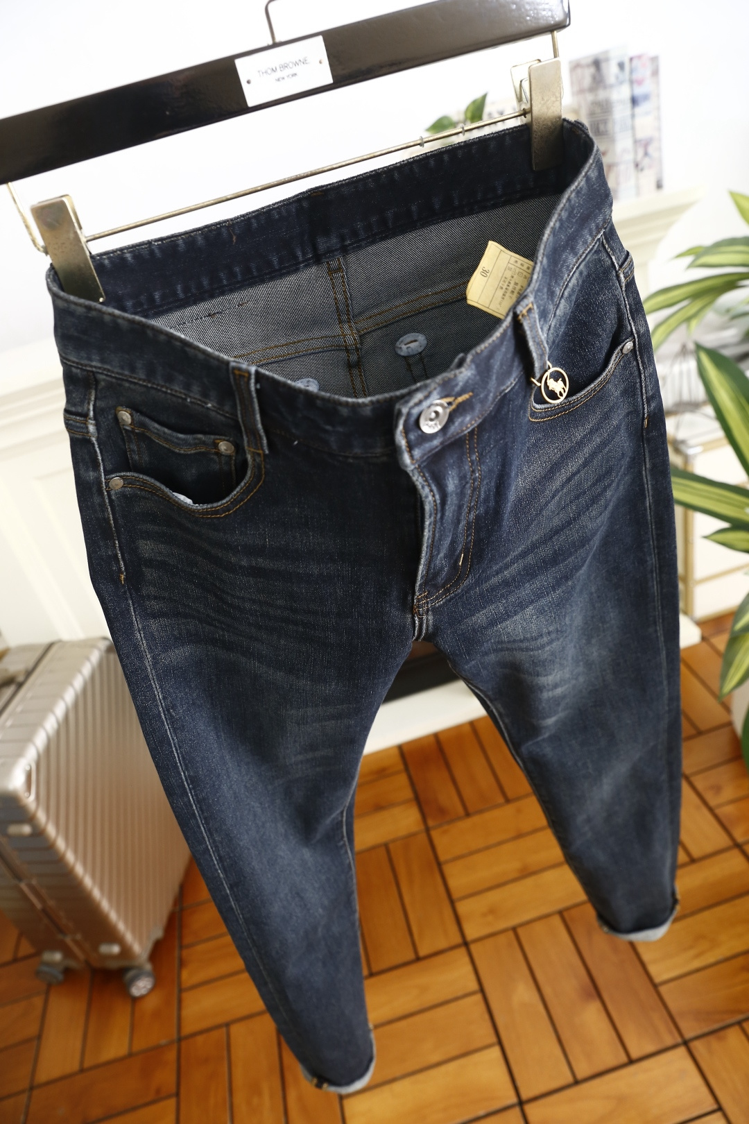 🔥POLO.（🌾）25秋冬男士百搭深色牛仔裤，属于兼具经典质感与简约设计的日常单品，采用修身锥形版型，裤