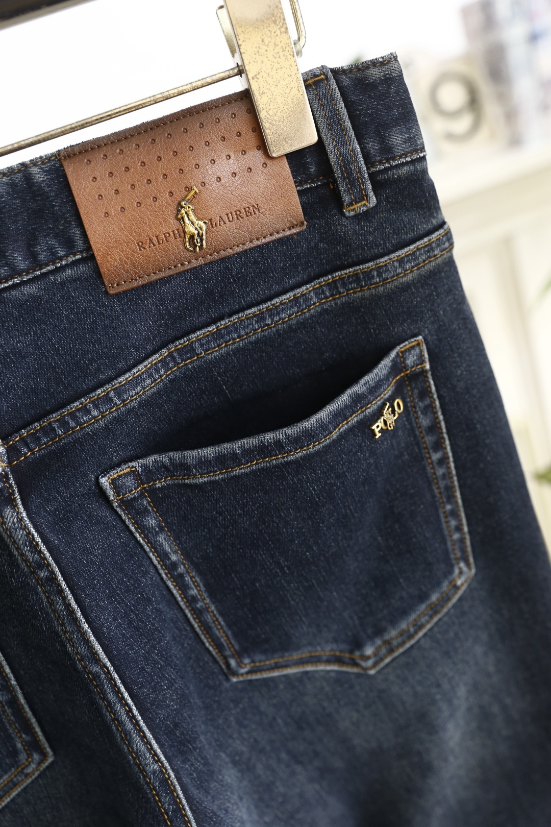 🔥POLO.（🌾）25秋冬男士百搭深色牛仔裤，属于兼具经典质感与简约设计的日常单品，采用修身锥形版型，裤