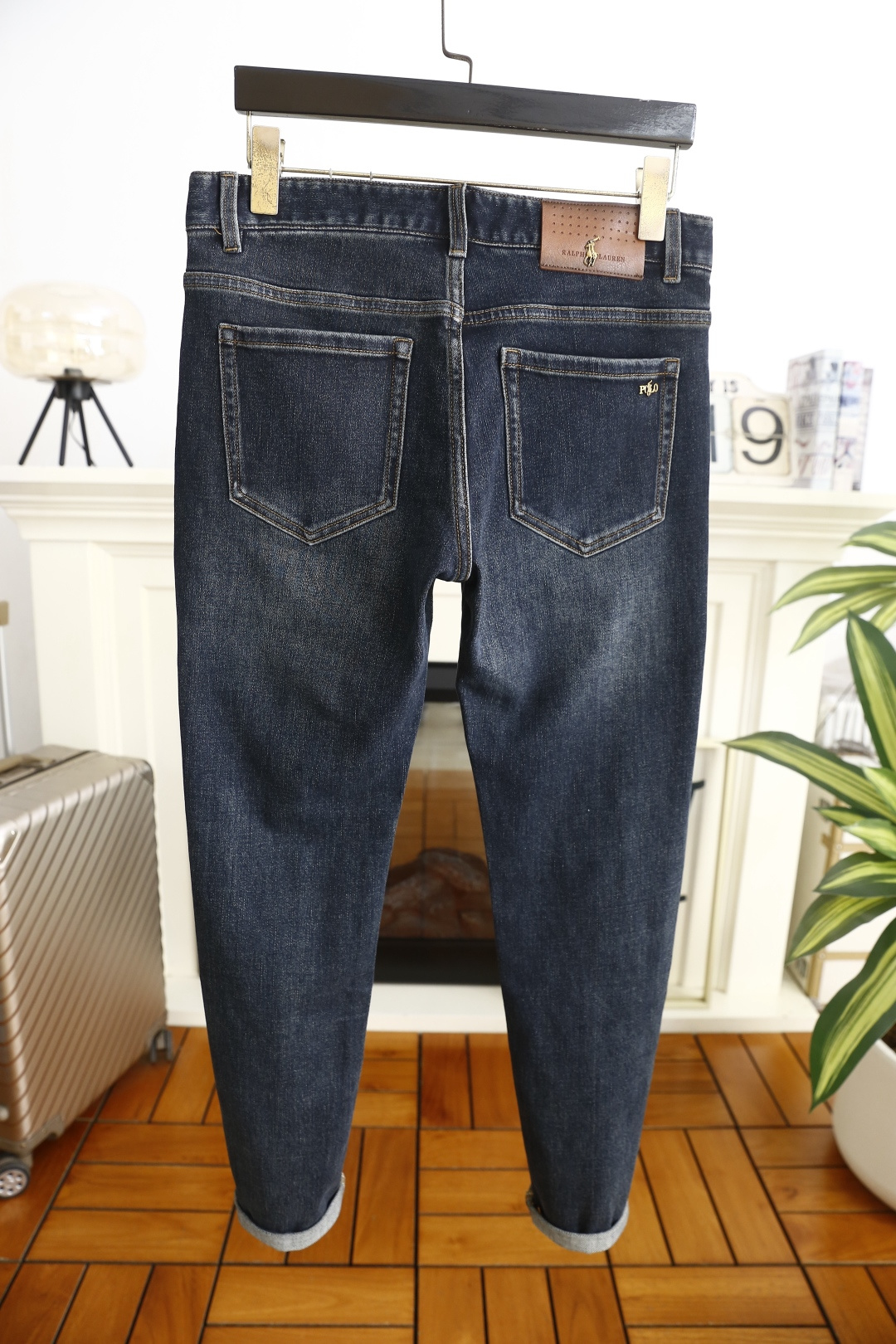 🔥POLO.（🌾）25秋冬男士百搭深色牛仔裤，属于兼具经典质感与简约设计的日常单品，采用修身锥形版型，裤