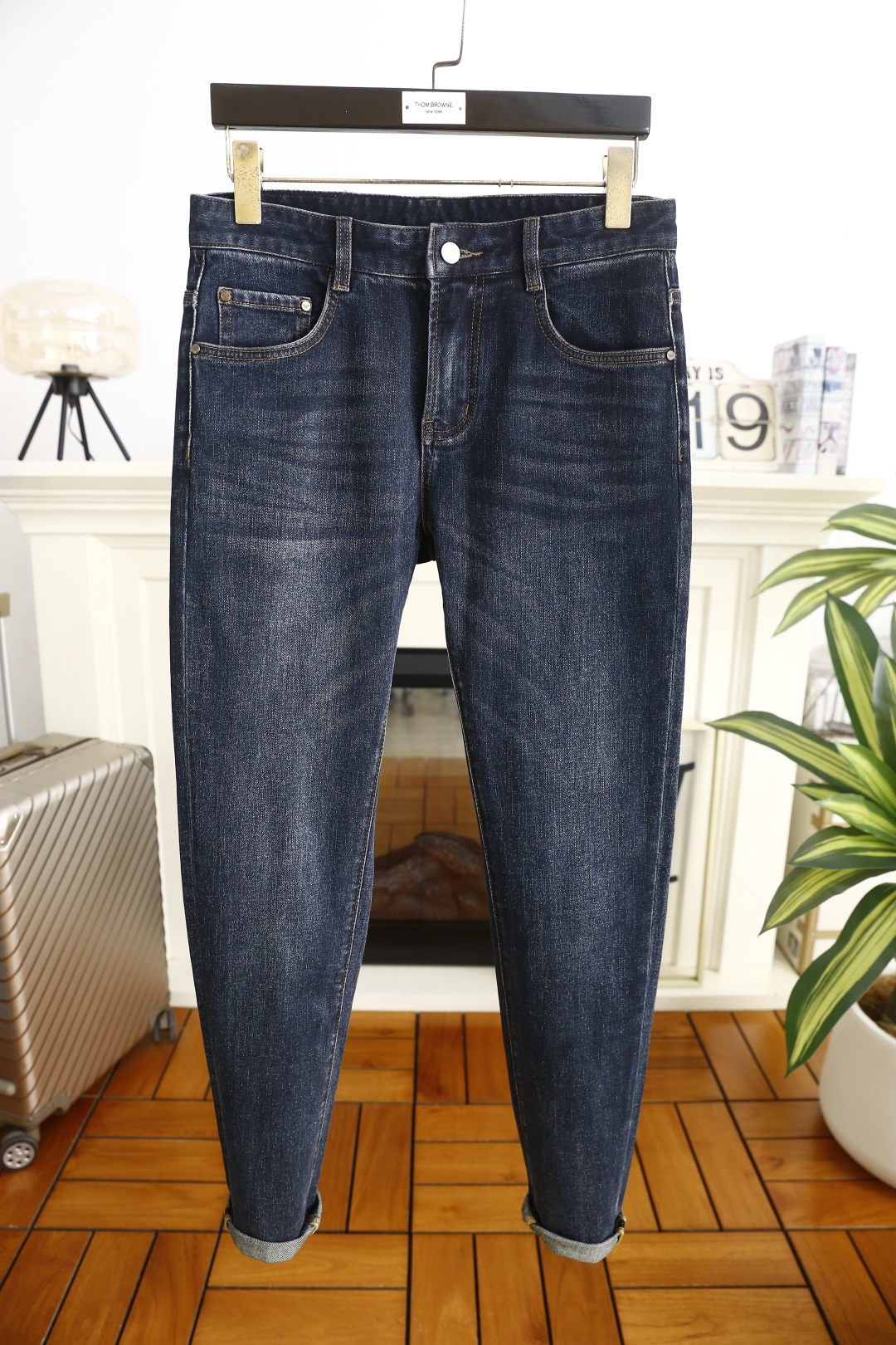 🔥阿玛尼.（🌾）25秋冬男士百搭深色牛仔裤，属于兼具经典质感与简约设计的日常单品，采用修身锥形版型，裤脚