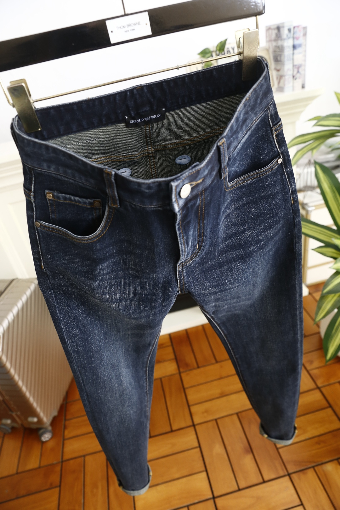 🔥阿玛尼.（🌾）25秋冬男士百搭深色牛仔裤，属于兼具经典质感与简约设计的日常单品，采用修身锥形版型，裤脚