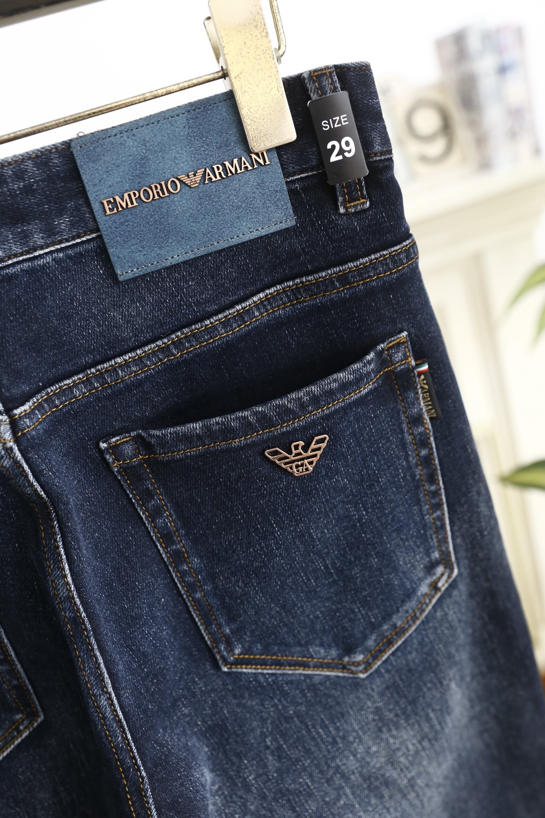 🔥阿玛尼.（🌾）25秋冬男士百搭深色牛仔裤，属于兼具经典质感与简约设计的日常单品，采用修身锥形版型，裤脚