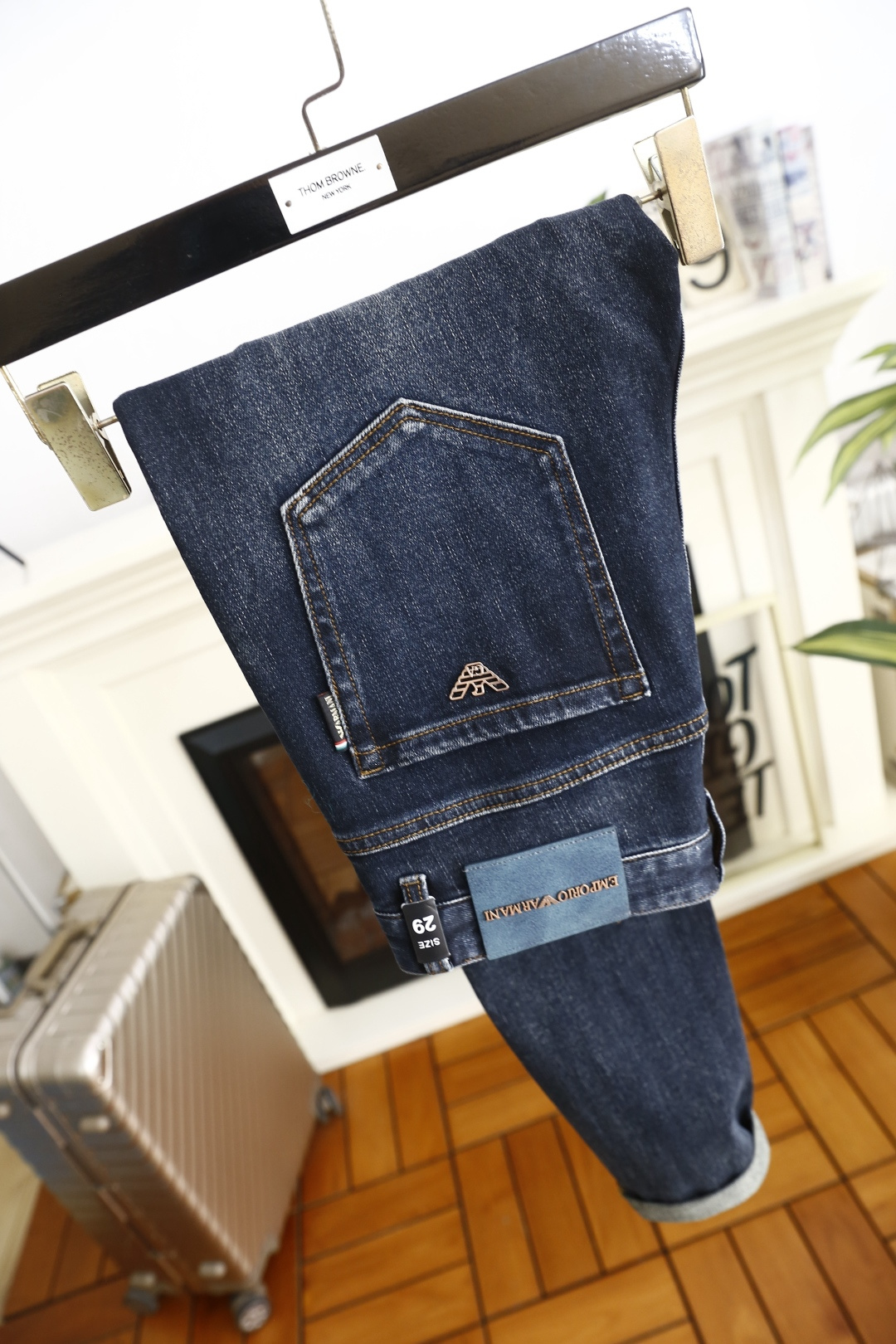 🔥阿玛尼.（🌾）25秋冬男士百搭深色牛仔裤，属于兼具经典质感与简约设计的日常单品，采用修身锥形版型，裤脚