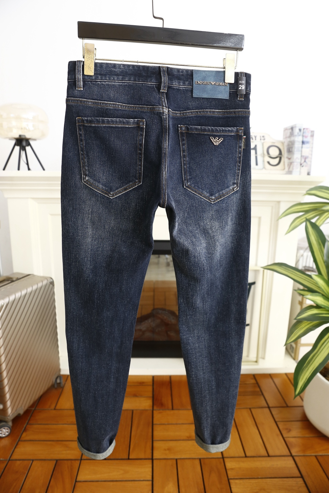 🔥阿玛尼.（🌾）25秋冬男士百搭深色牛仔裤，属于兼具经典质感与简约设计的日常单品，采用修身锥形版型，裤脚