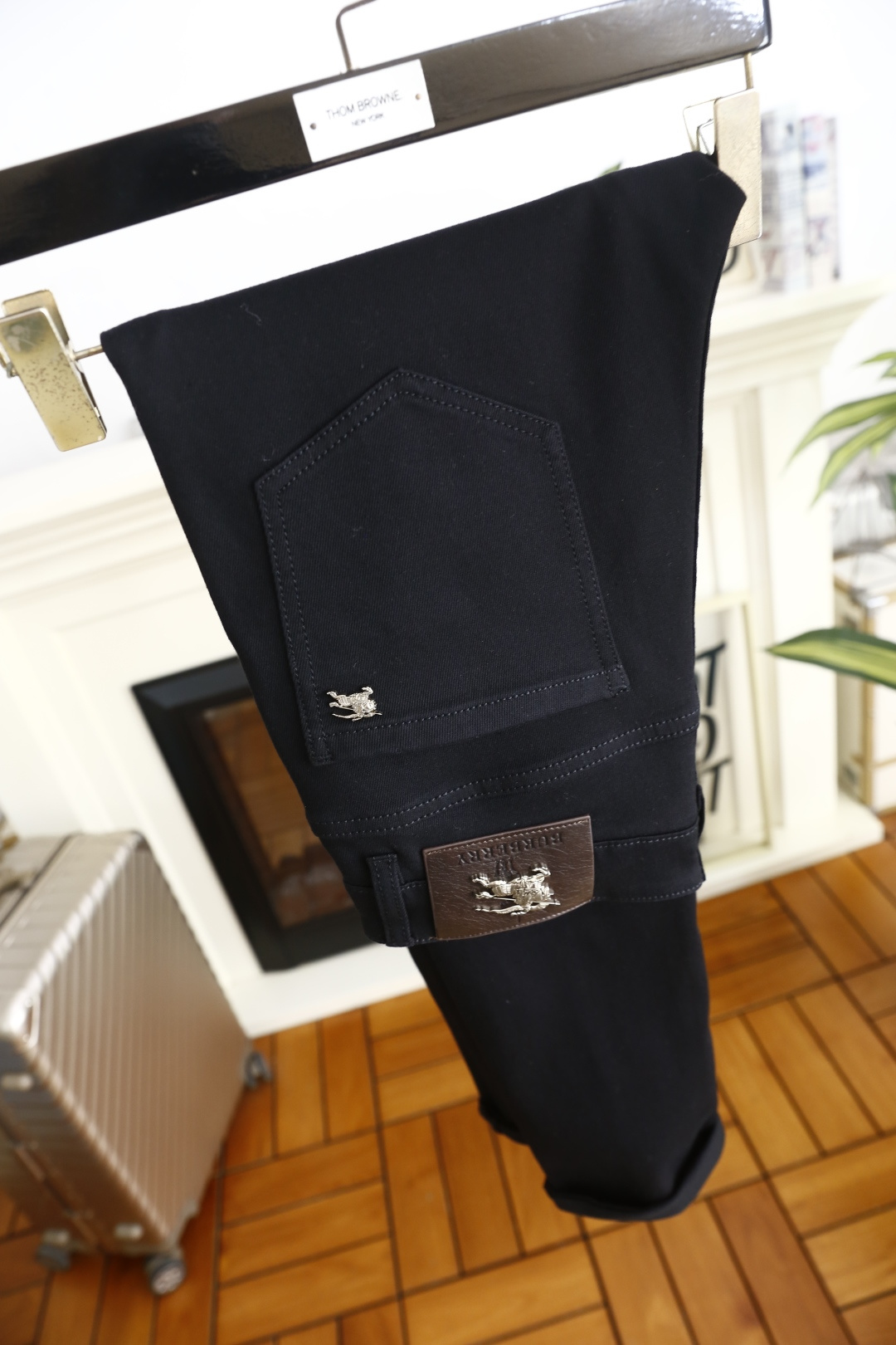 🔥巴宝丽.（🌾）25秋冬男士百搭黑色休闲牛仔裤，属于兼具经典质感与简约设计的日常单品，采用修身锥形版型，