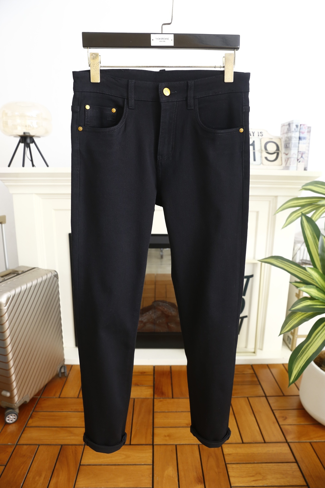 🔥巴宝丽.（🌾）25秋冬男士百搭黑色休闲牛仔裤，属于兼具经典质感与简约设计的日常单品，采用修身锥形版型，