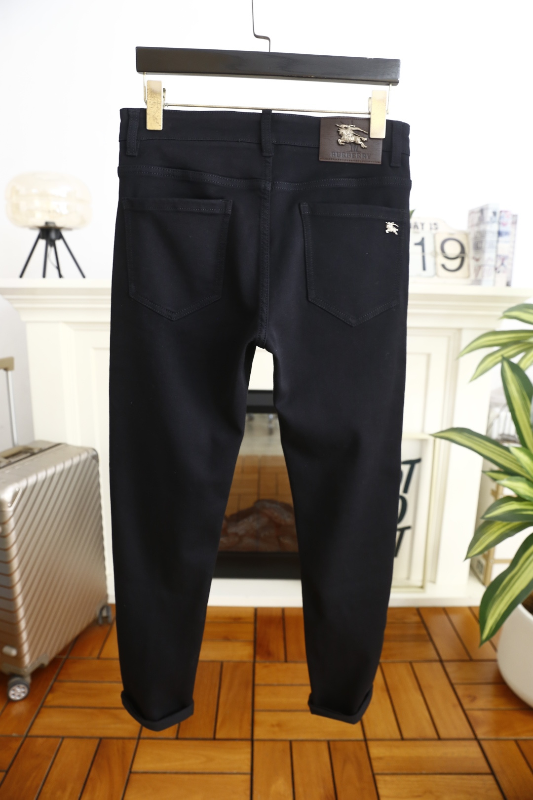 🔥巴宝丽.（🌾）25秋冬男士百搭黑色休闲牛仔裤，属于兼具经典质感与简约设计的日常单品，采用修身锥形版型，